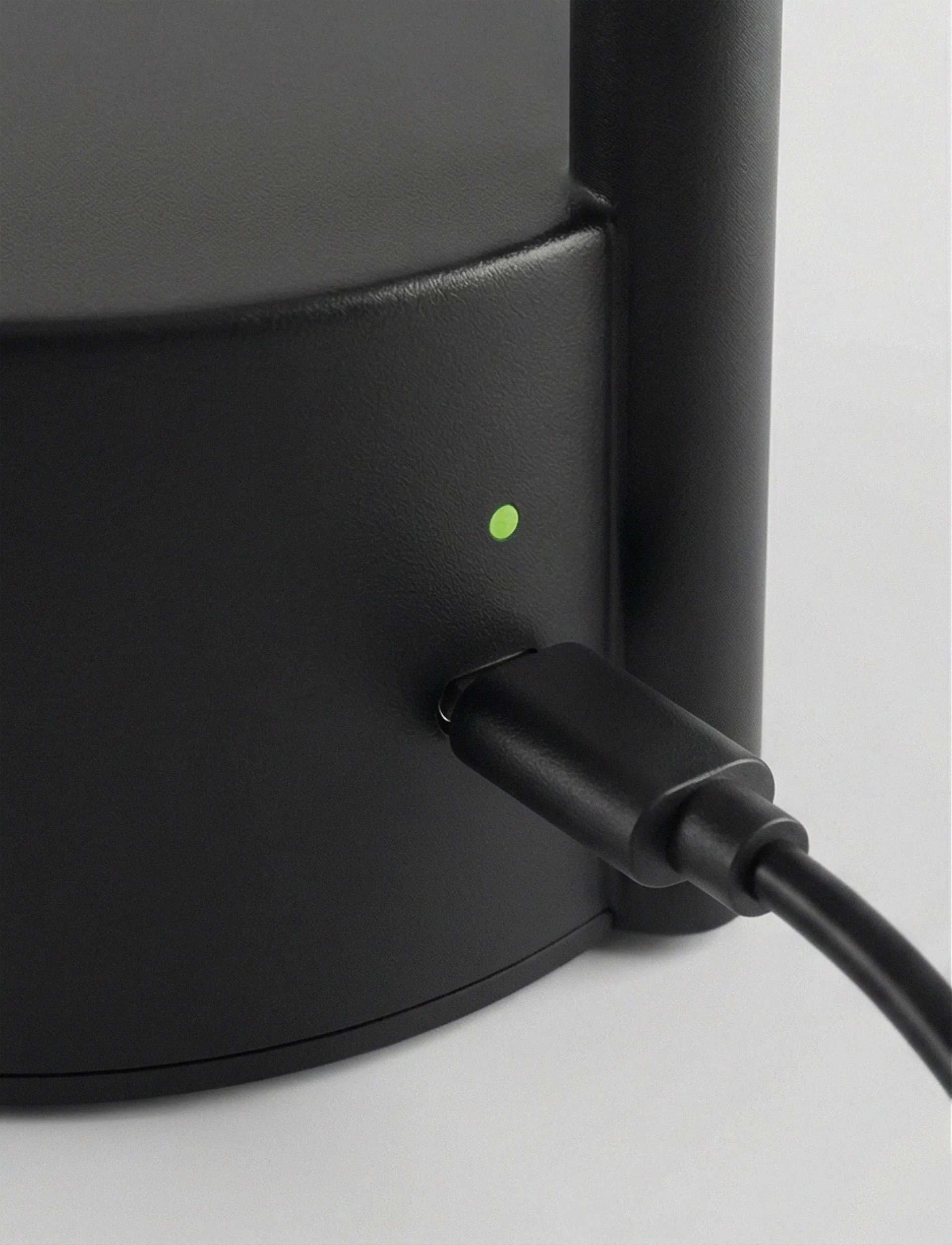 Vinkel LED candeeiro de mesa portátil, Preto Stelton