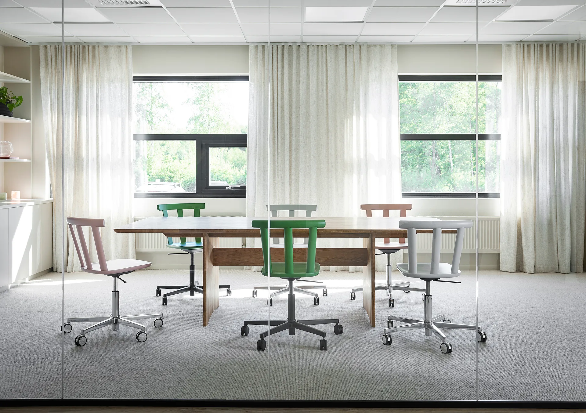 Alt cadeira giratória com assento estofado e estrutura de bétula, Hallingdal 65-103 grey/beige-vit 21 Stolab