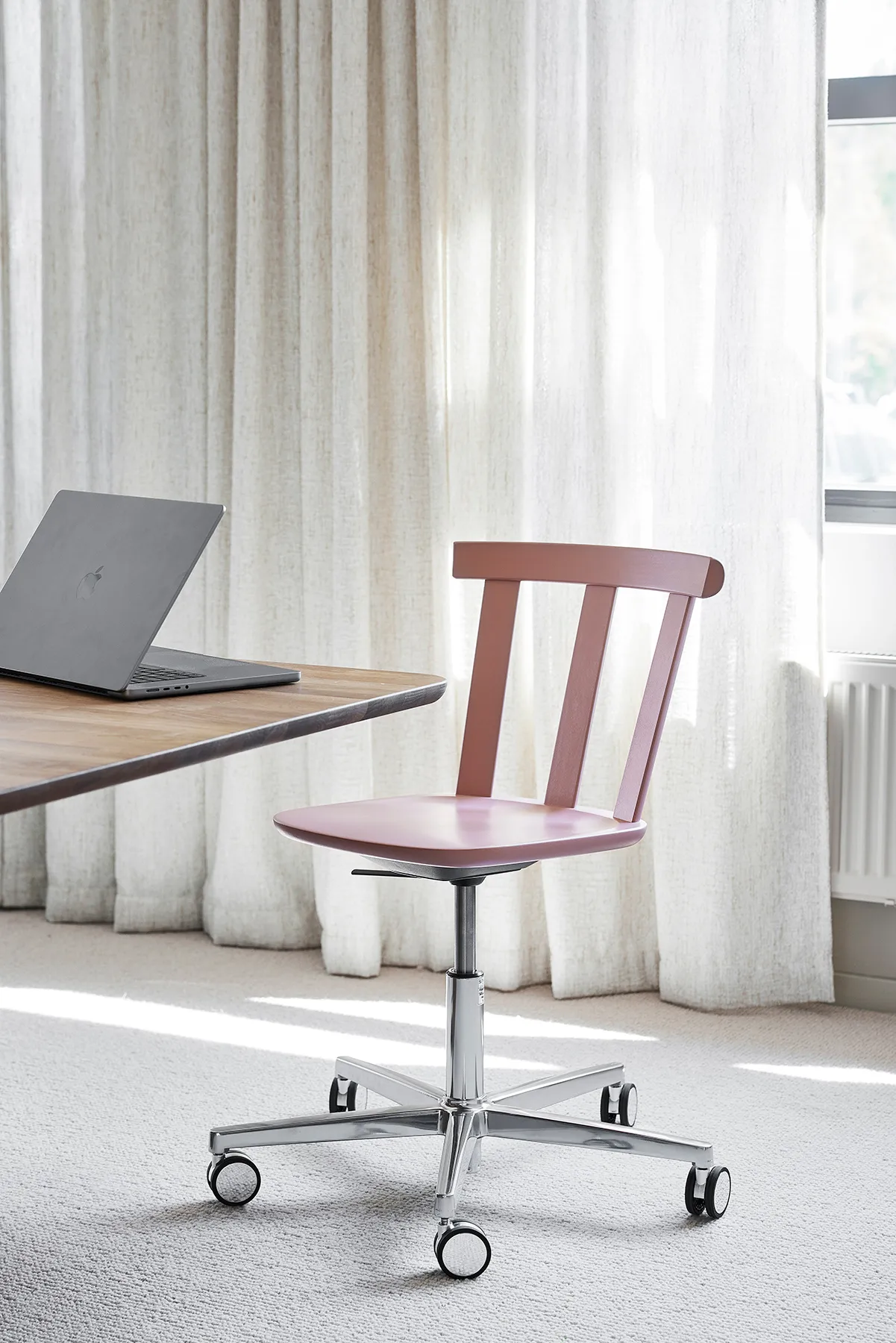 Alt cadeira giratória com assento estofado e estrutura de bétula, Vidar 4, 633 pink-malva 27 Stolab