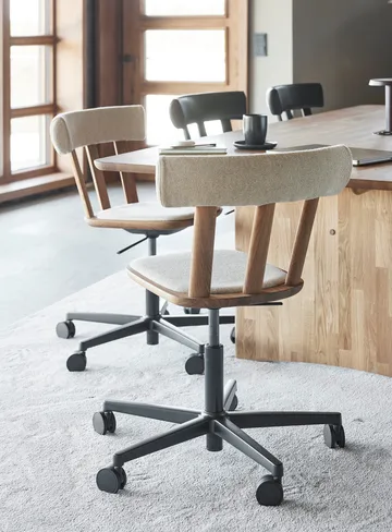 Alt cadeira giratória com assento estofado e estrutura de carvalho - Hallingdal 65-220-óleo natural - Stolab