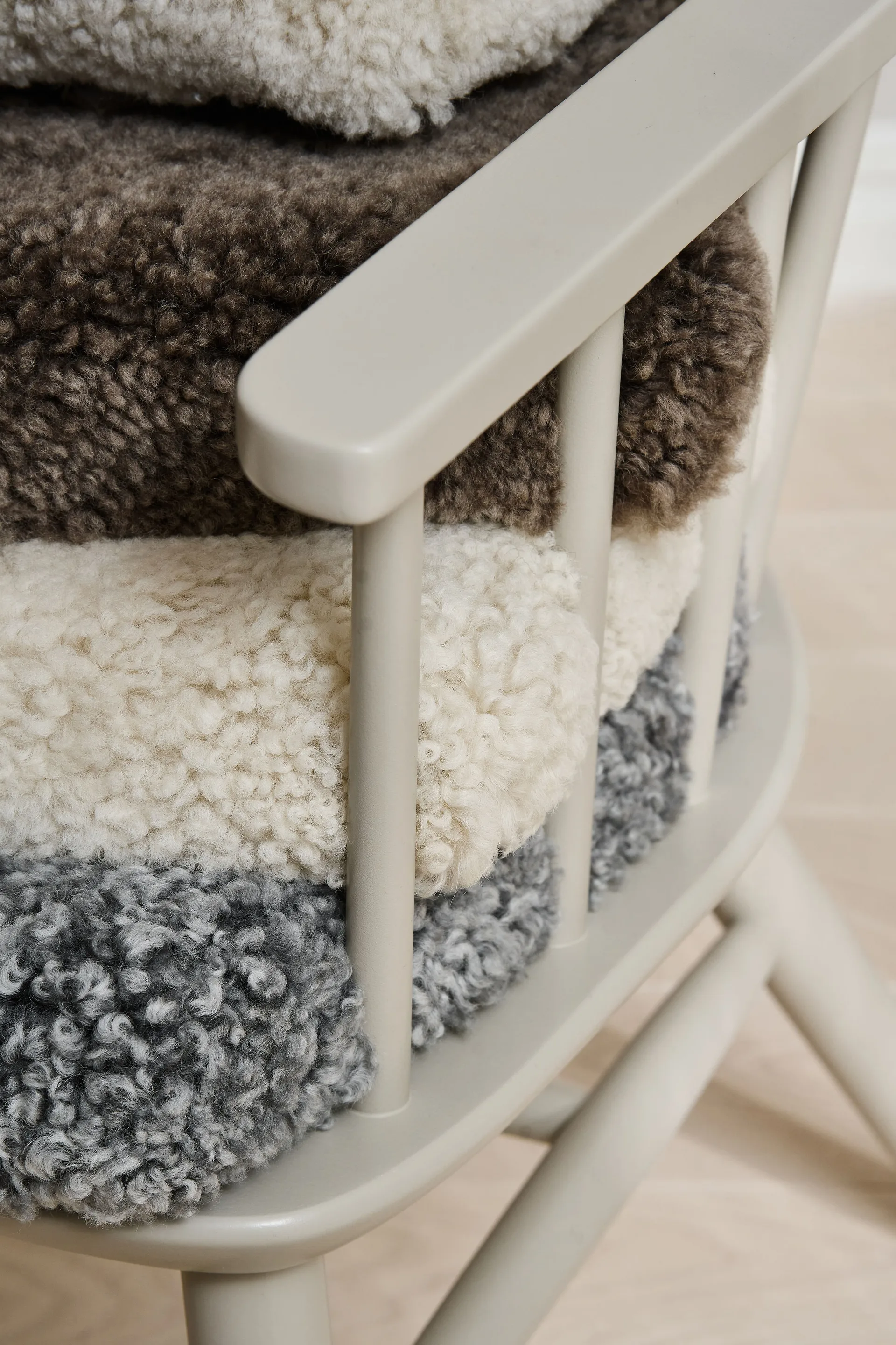 Cadeirão Henriette com almofada e almofada de pescoço Óleo branco-Scand. Grey Stolab