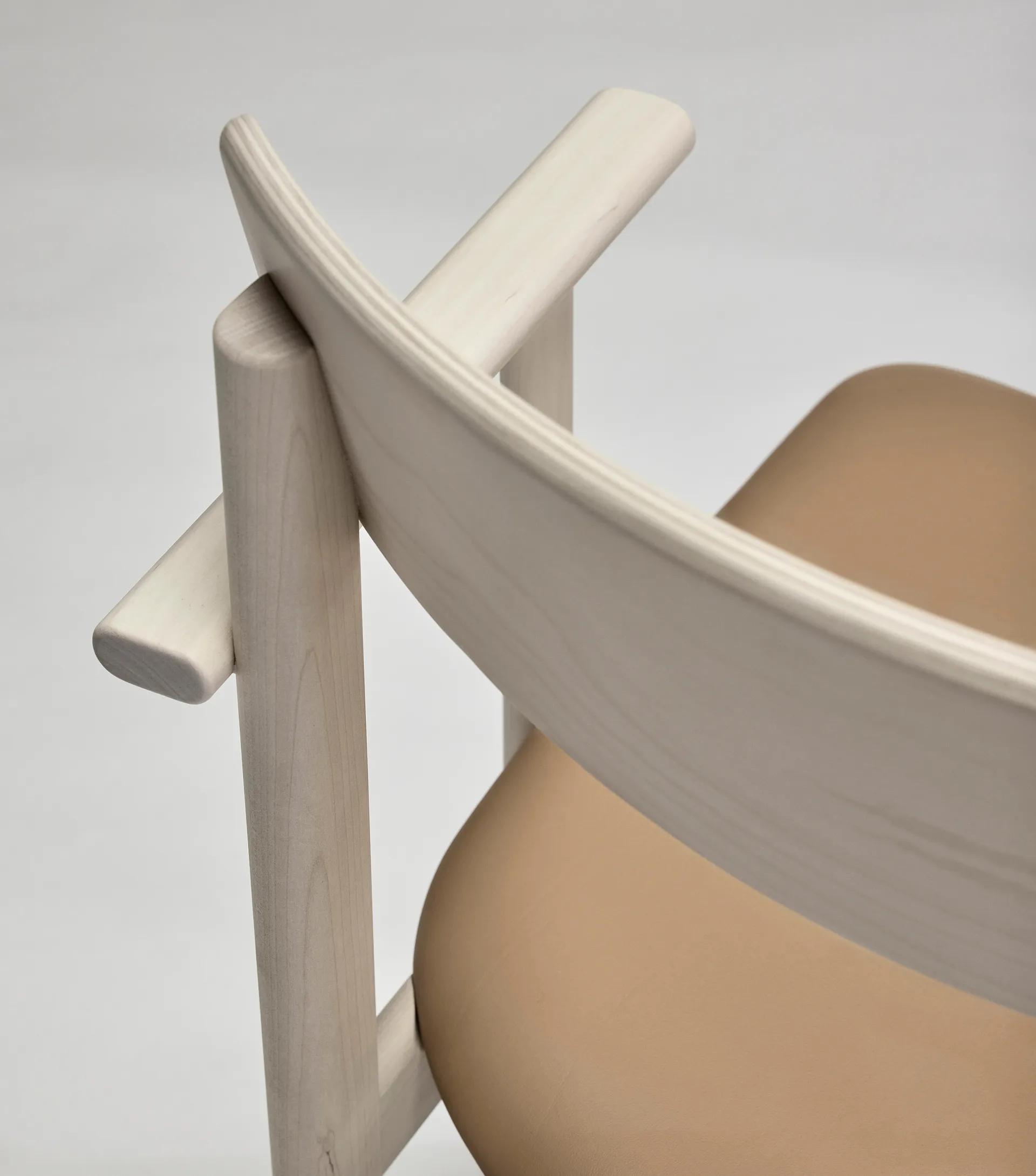 Pal cadeira com braços, Bétula clara verniz mate-Elmosoft 22030 Stolab