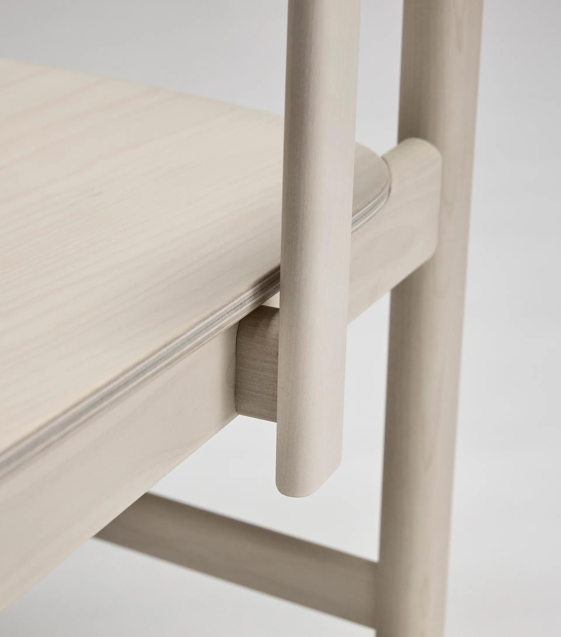 Pal cadeira com braços, Bétula claro com verniz mate Stolab