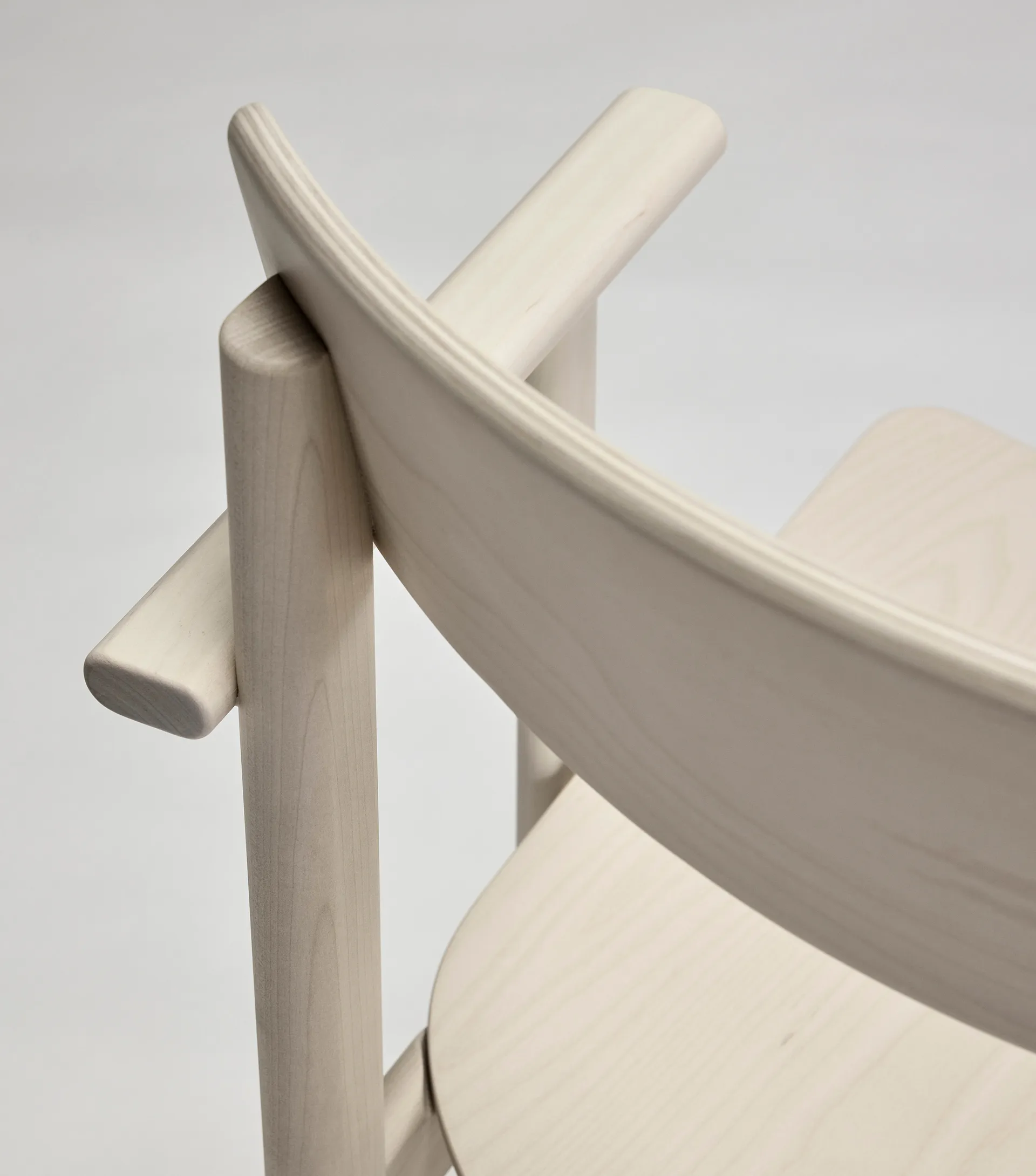 Pal cadeira com braços, Bétula claro com verniz mate Stolab