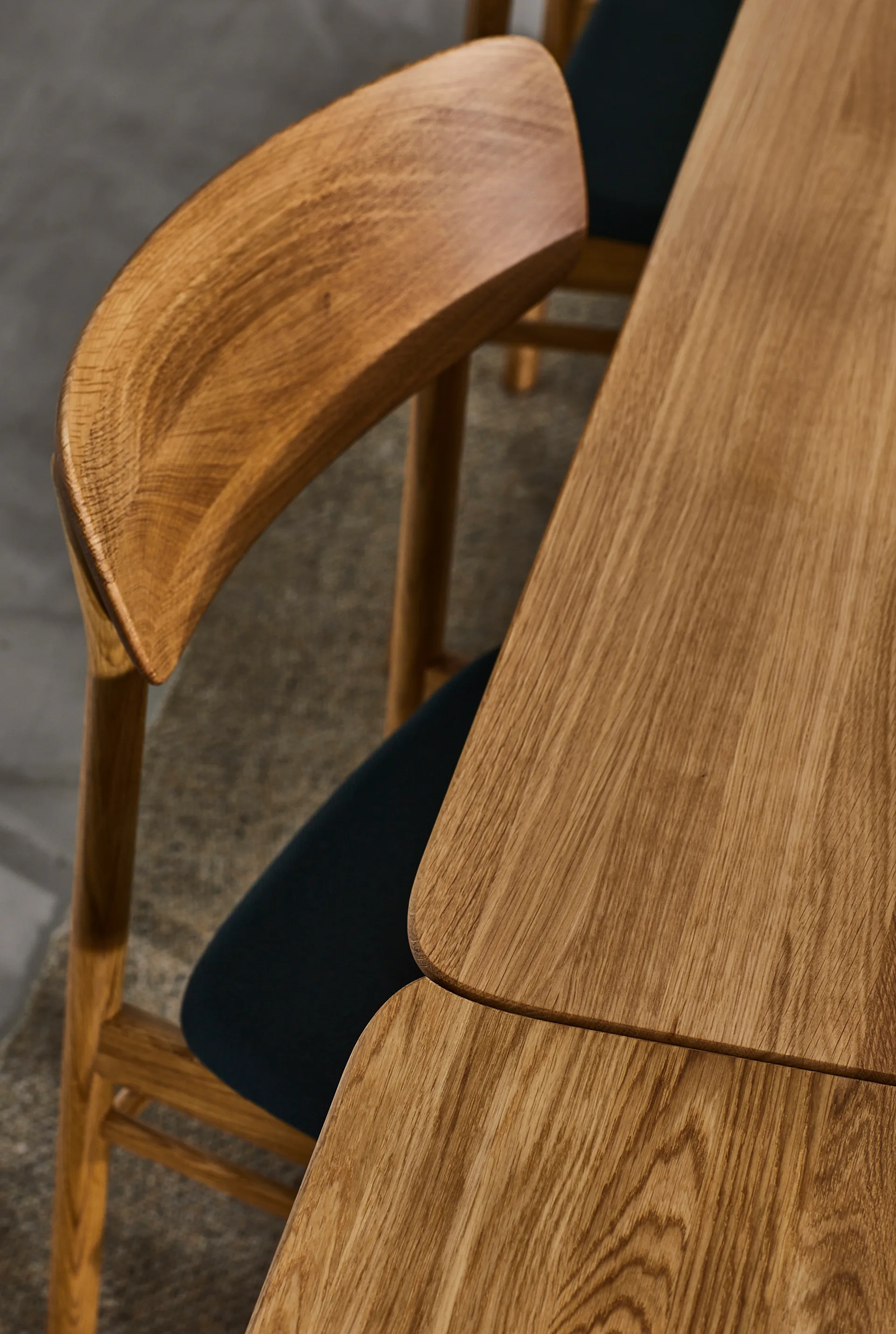 Prima Vista cadeira carvalho oleado, Couro elmotique 99001 black Stolab