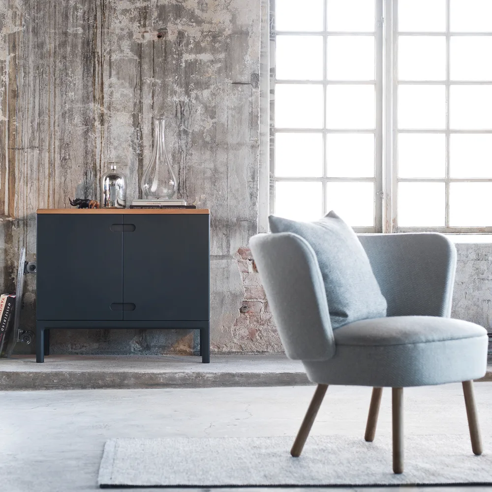 Prio armário baixo, verniz branco de bétula, porta de madeira Stolab