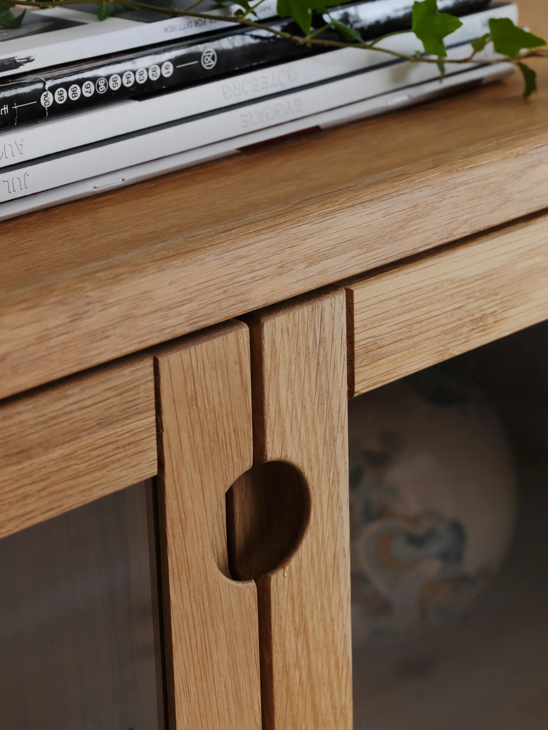 Vitrine Prio, Carvalho Verniz natural com iluminação Stolab