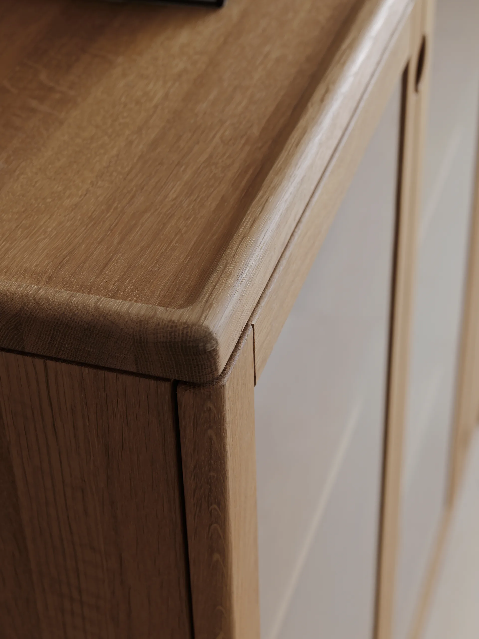 Vitrine Prio, Carvalho Verniz natural com iluminação Stolab