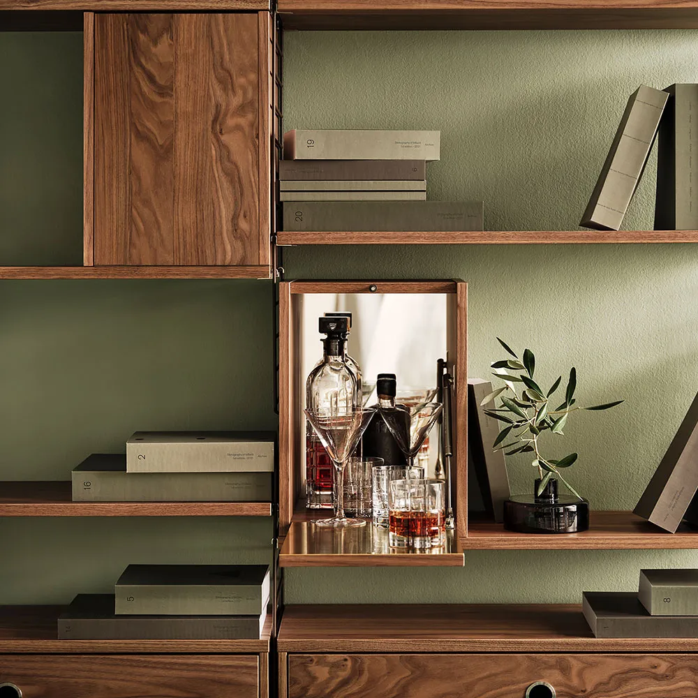 Armário bar String, nogueira, interior da porta em aço inoxidável, fundo em vidro espelhado String