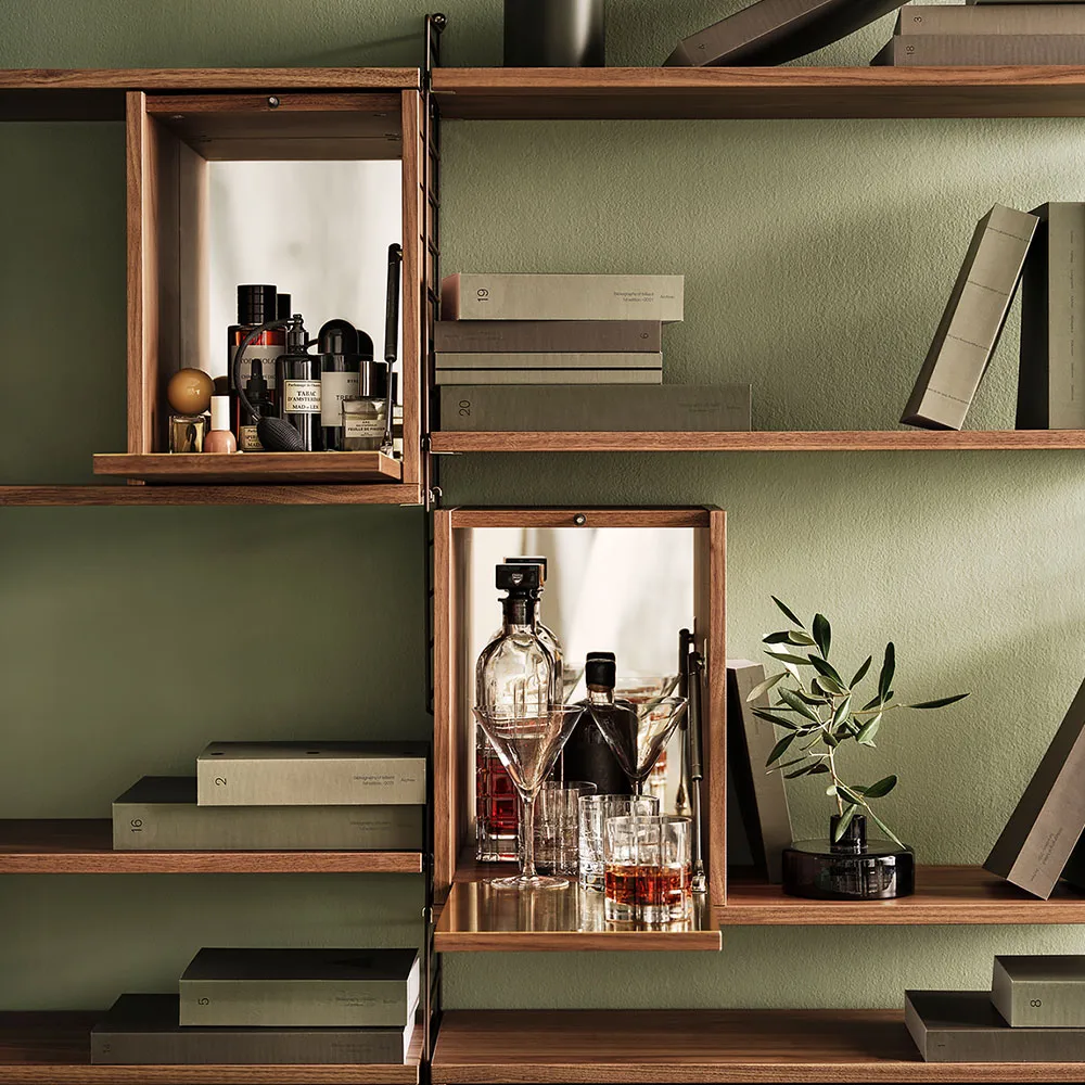 Armário bar String, nogueira, interior da porta em aço inoxidável, fundo em vidro espelhado String