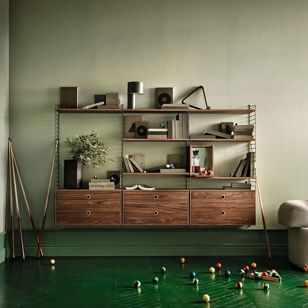 Armário bar String, nogueira, interior da porta em aço inoxidável, fundo em vidro espelhado String