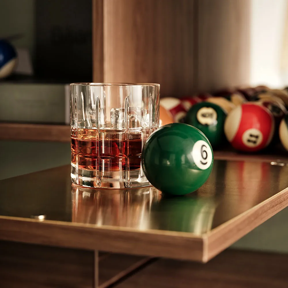 Armário bar String, nogueira, interior da porta em aço inoxidável, fundo em vidro espelhado String