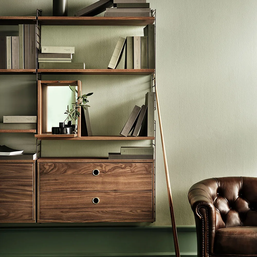 Armário bar String, nogueira, interior da porta em aço inoxidável, fundo em vidro espelhado String