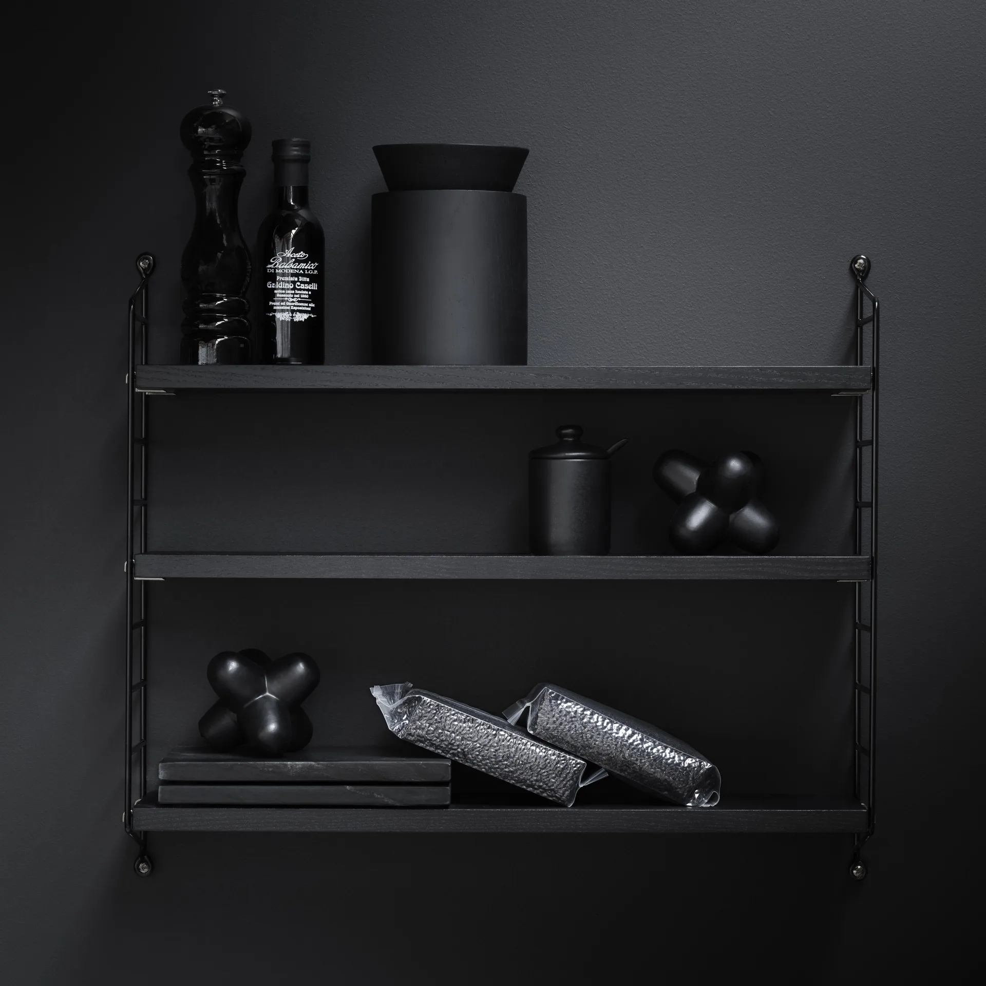 Estante de prateleiras freixo preto String Pocket, freixo tingido de preto String