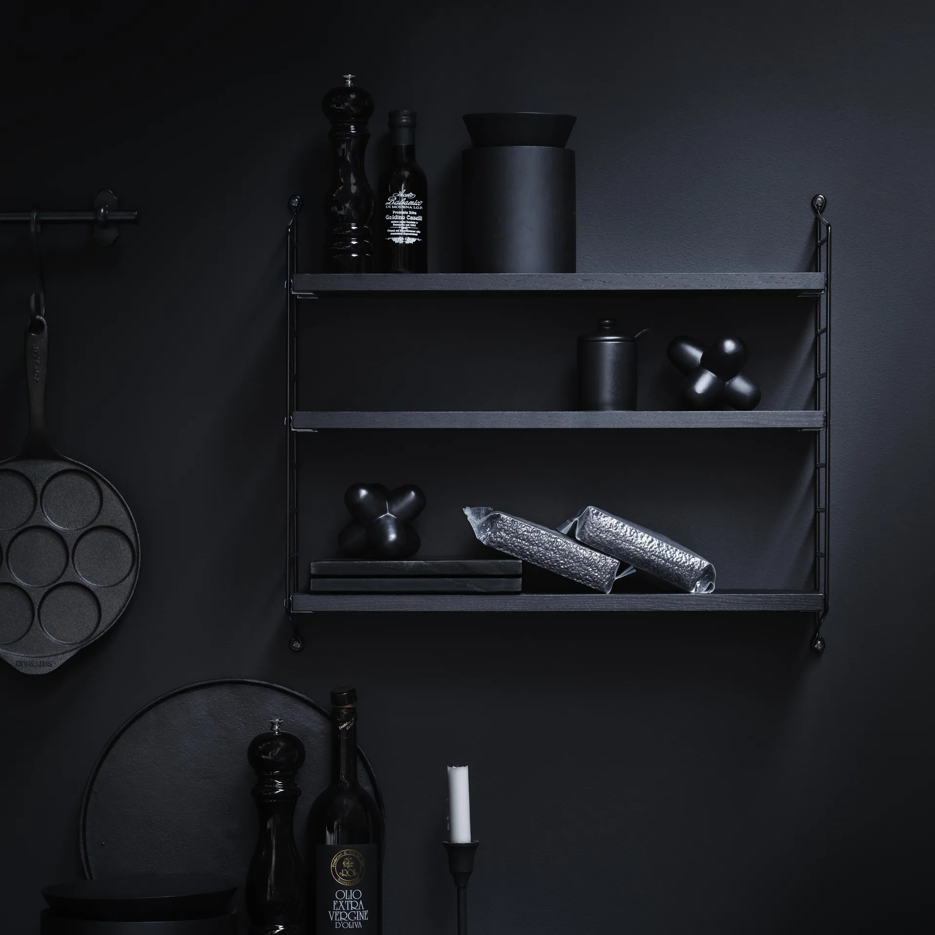 Estante de prateleiras freixo preto String Pocket, freixo tingido de preto String