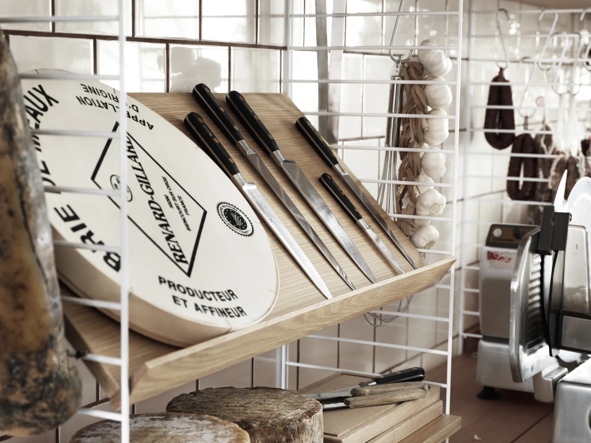 Prateleira de madeira para revistas String, carvalho, 78x30 cm String