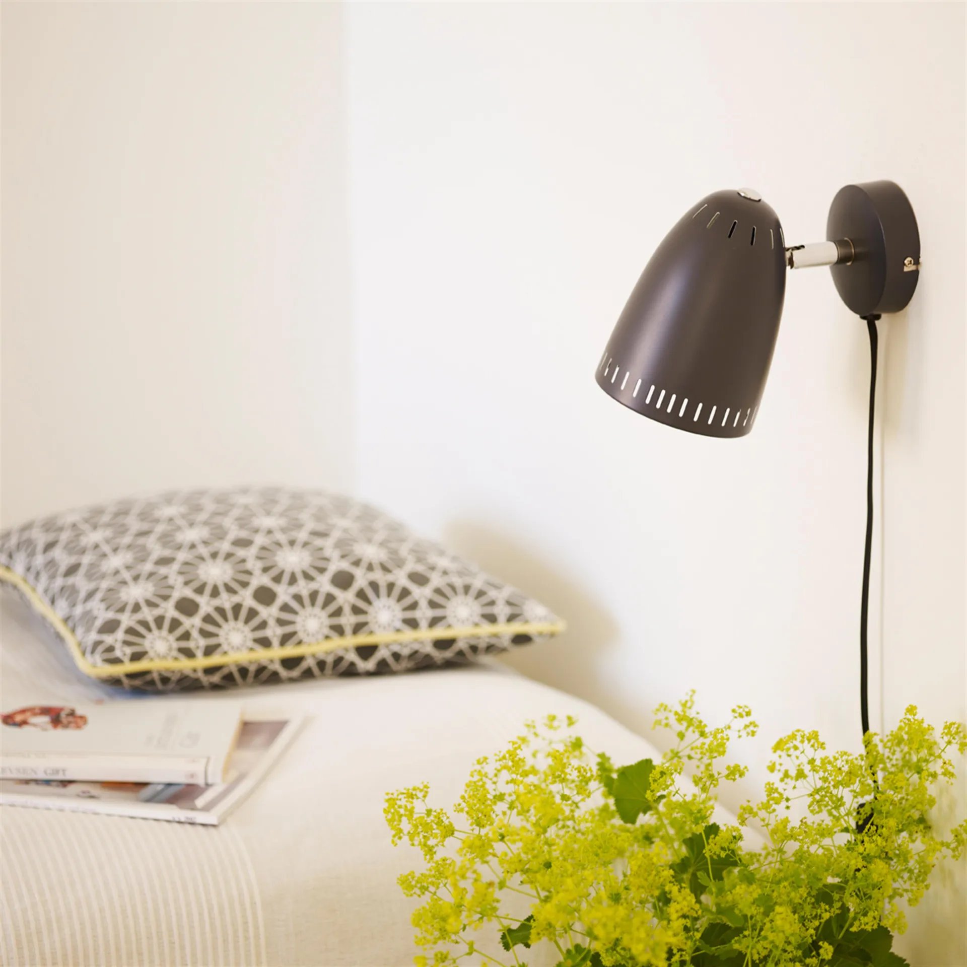 Dynamo candeeiro de parede braço curto, matte almost black (preto) Superliving