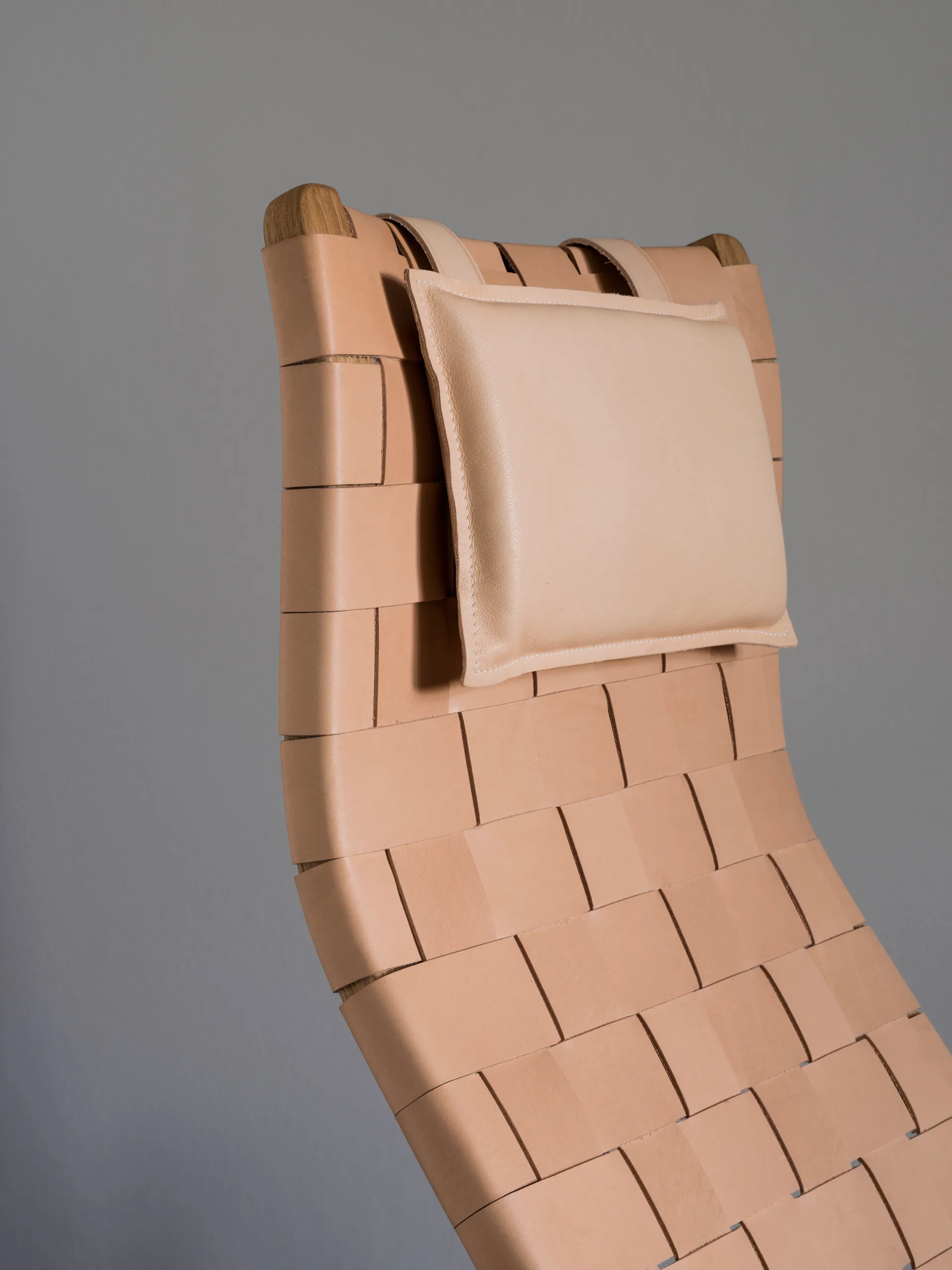 Cadeira alta com encosto de cabeça, carvalho verniz Primo, Couro rédea castanho-vermelha Swedese