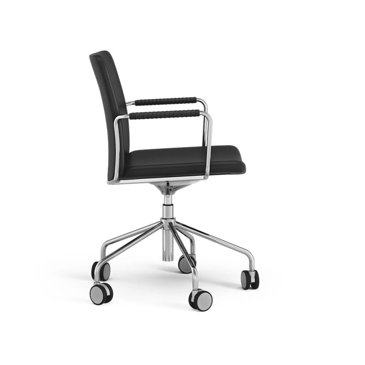 Cadeira de escritório Stella altura ajustável com flexibilidade, Couro Elmosoft 99999 Preto, suporte cromado, apoios de braços em couro  Swedese