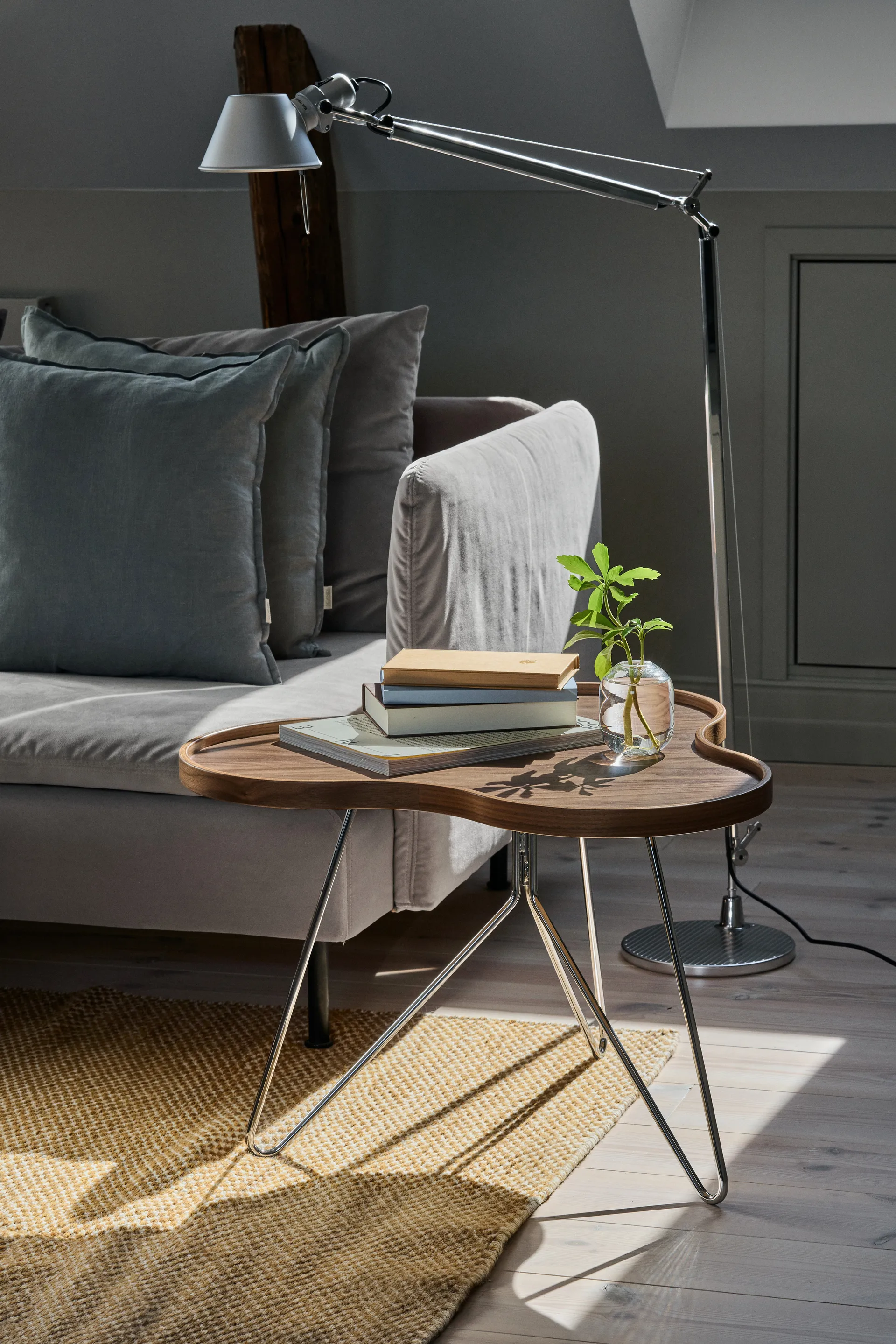 Flower mono mesa edição especial 62x66 cm, H45 cm-nogueira lacada- aço cromado Swedese