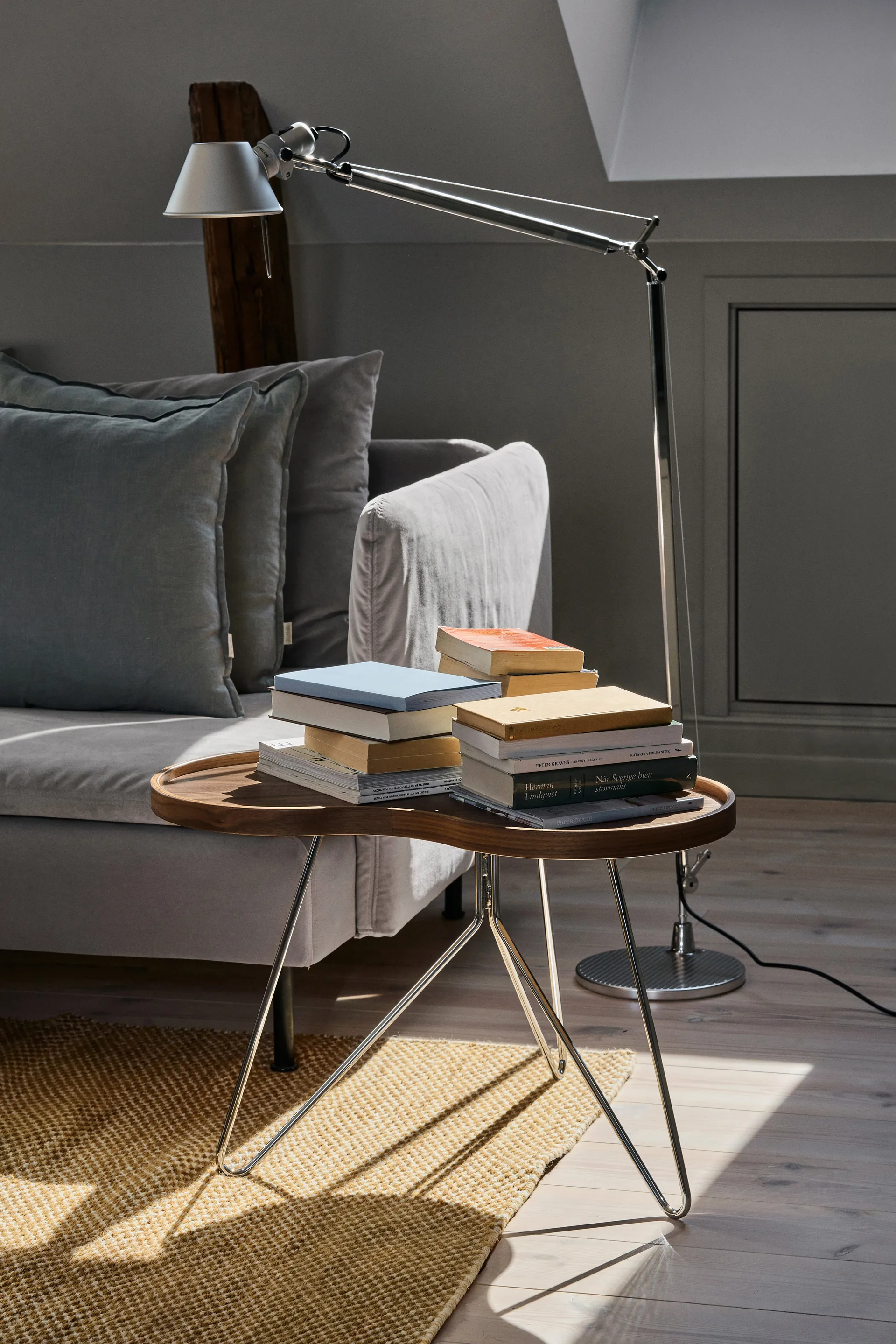 Flower mono mesa edição especial 62x66 cm, H45 cm-nogueira lacada- aço cromado Swedese