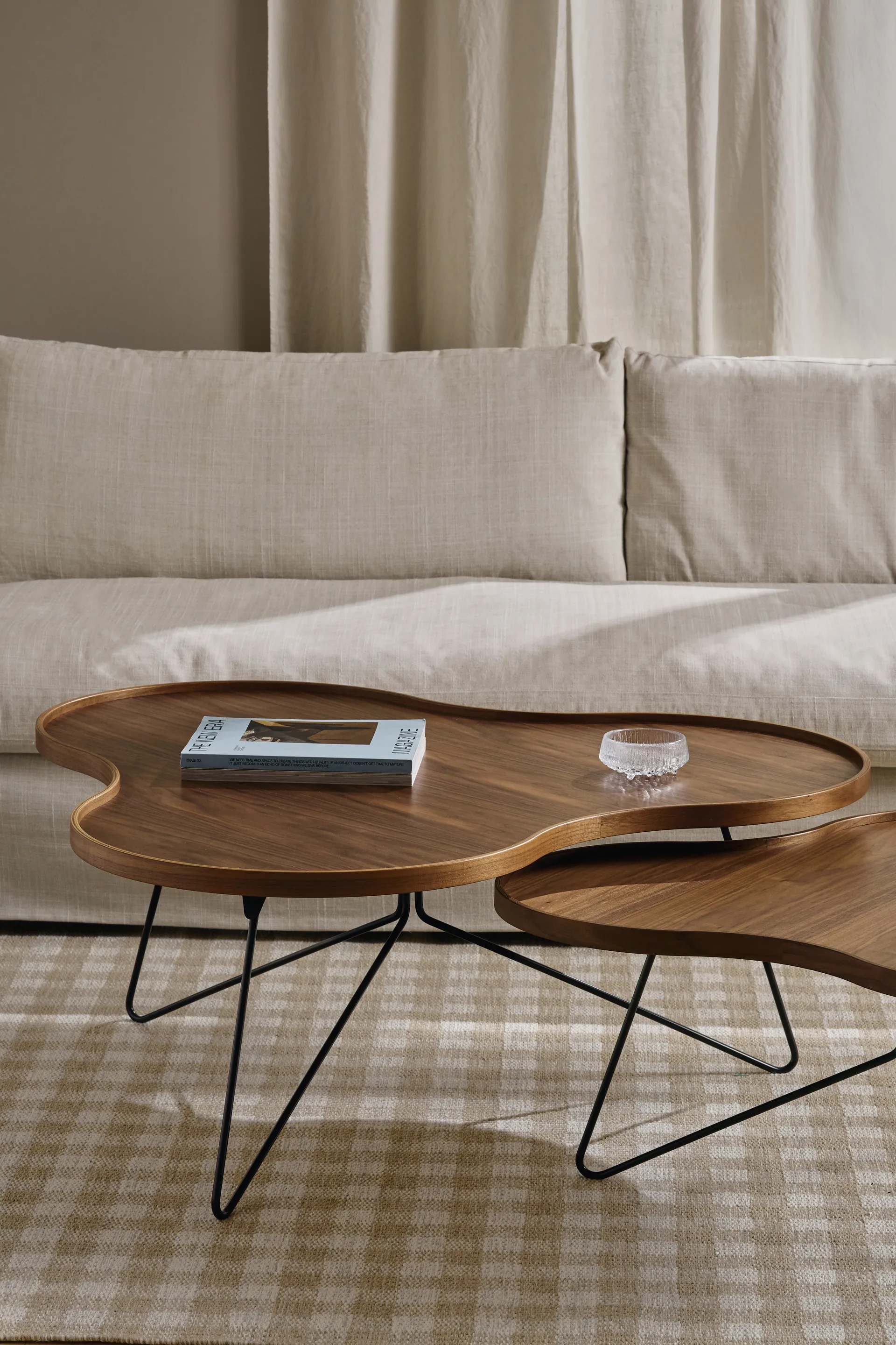 Flower mono mesa edição especial 84x90 cm, H45 cm-nogueira lacada - aço lacado preto Swedese