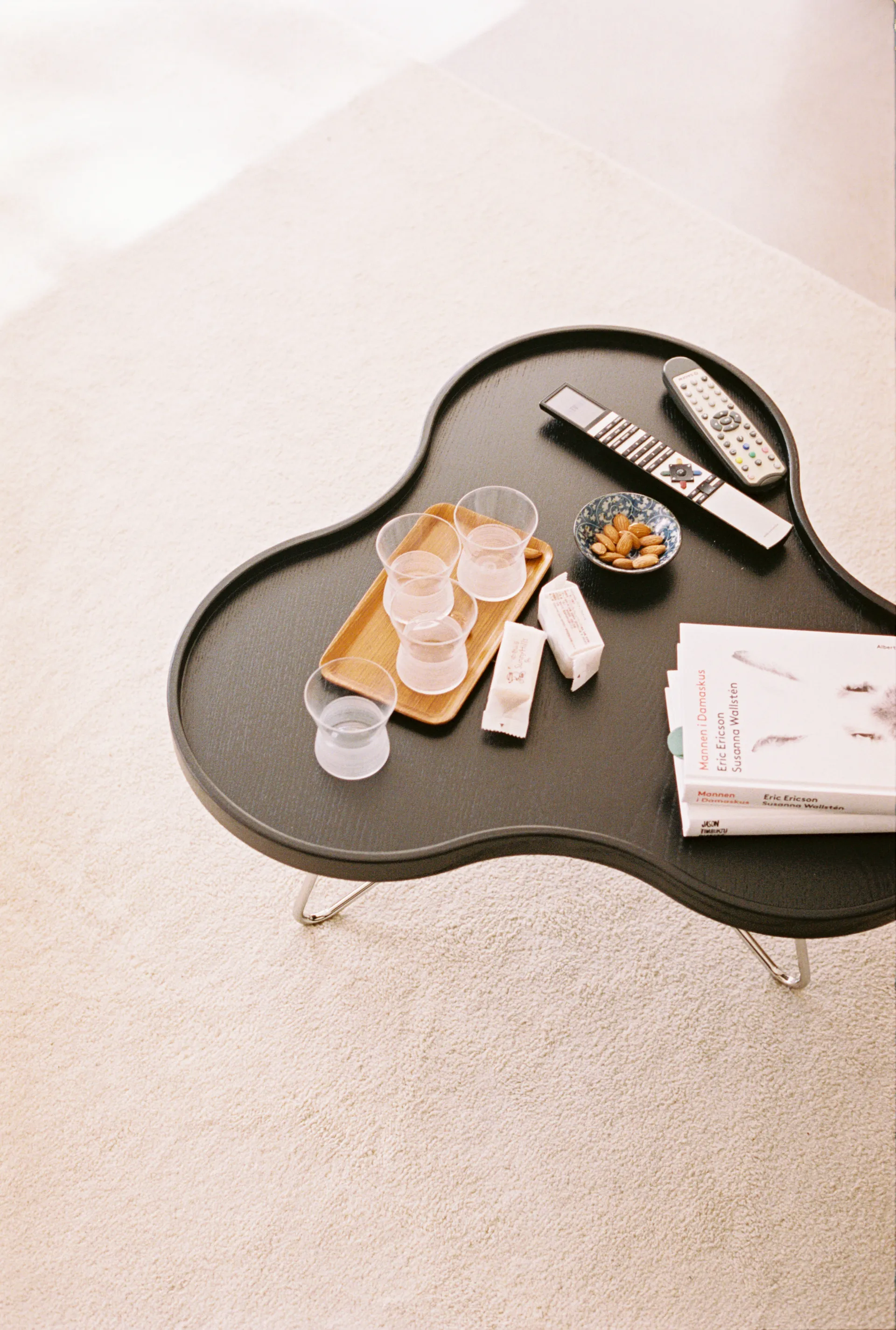 Mesa de centro Flower 84x90 cm, A45 cm Freixo com verniz preto Swedese