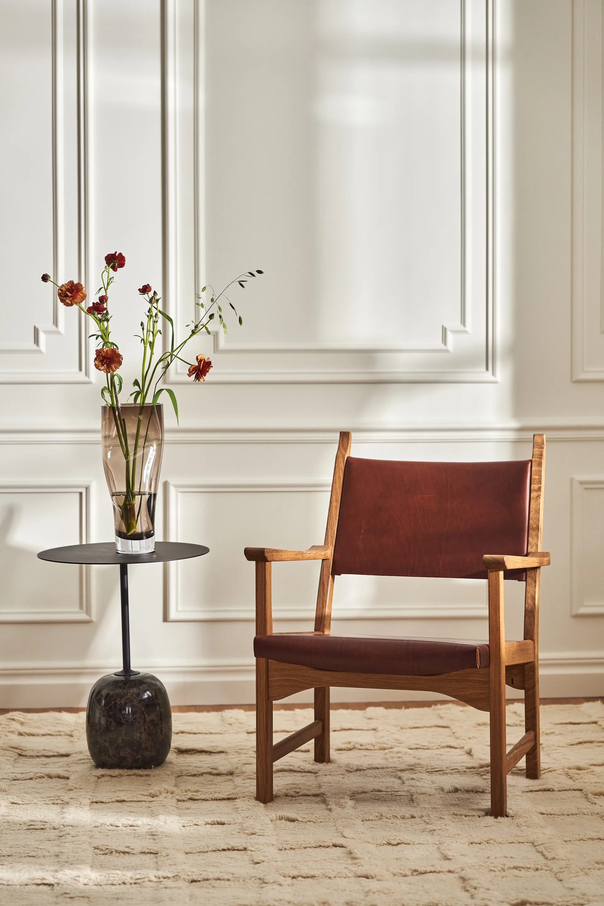 Poltrona Caryngo ,  Carvalho oleado - couro marrom avermelhado Swedese