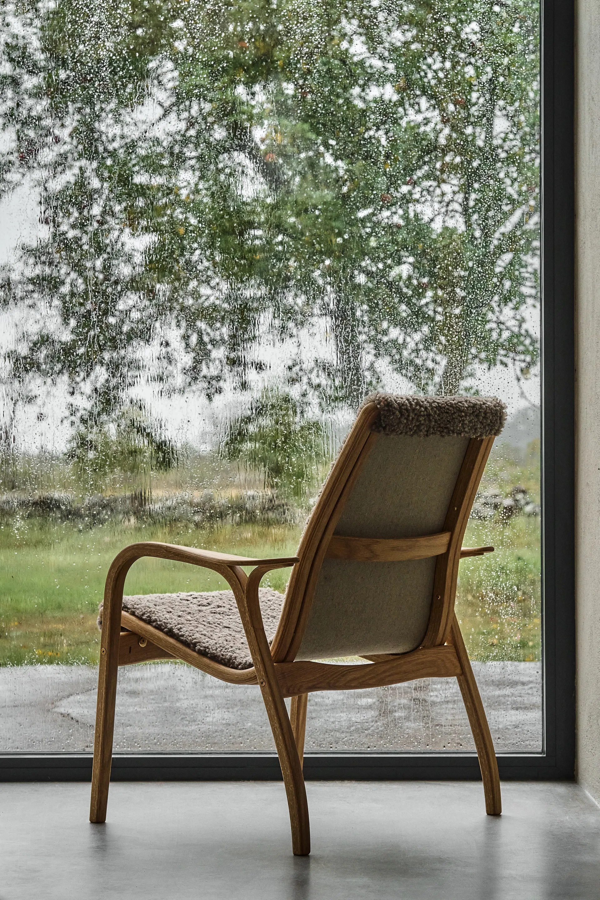 Poltrona de carvalho envernizado/pele de ovelha Lamino, Sahara (castanho nougat) Swedese