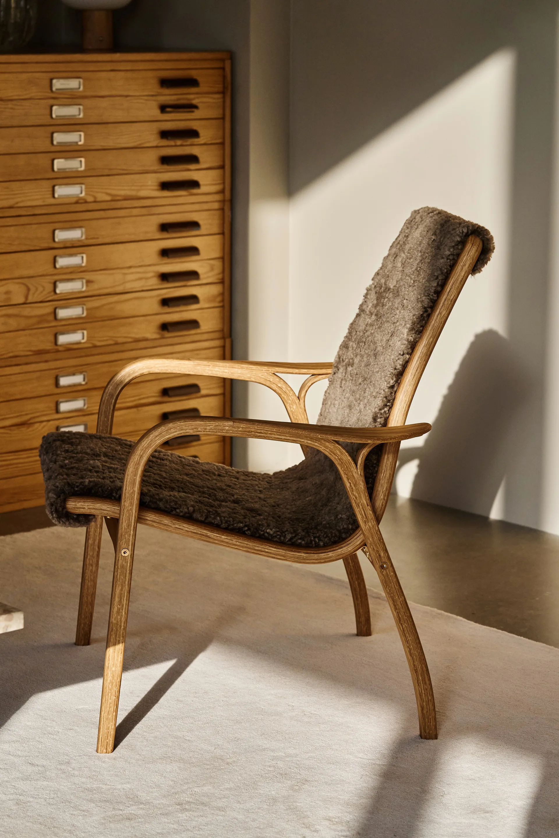 Poltrona de carvalho envernizado/pele de ovelha Lamino, Sahara (castanho nougat) Swedese