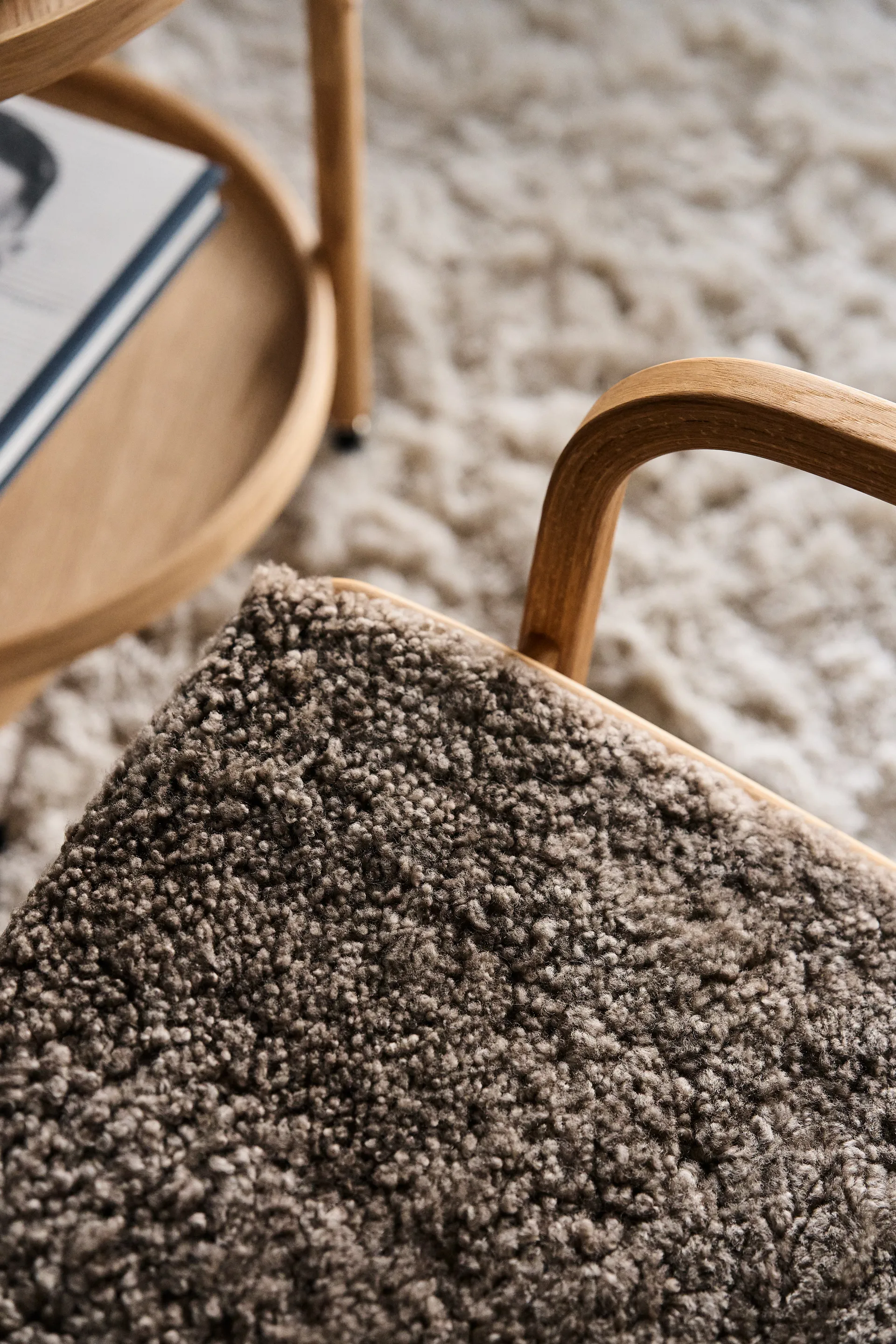 Poltrona de carvalho envernizado/pele de ovelha Lamino, Sahara (castanho nougat) Swedese