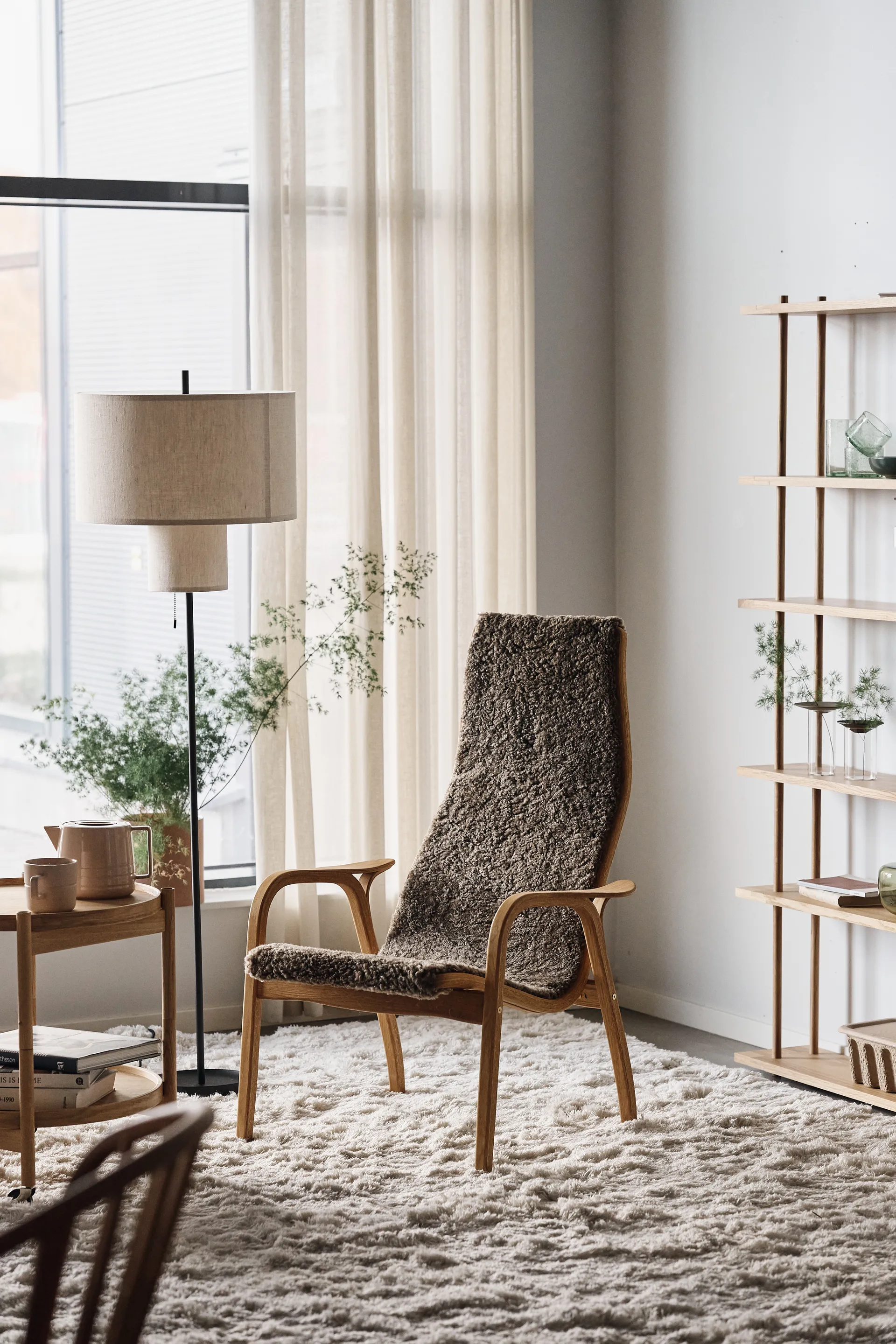 Poltrona de carvalho envernizado/pele de ovelha Lamino, Sahara (castanho nougat) Swedese