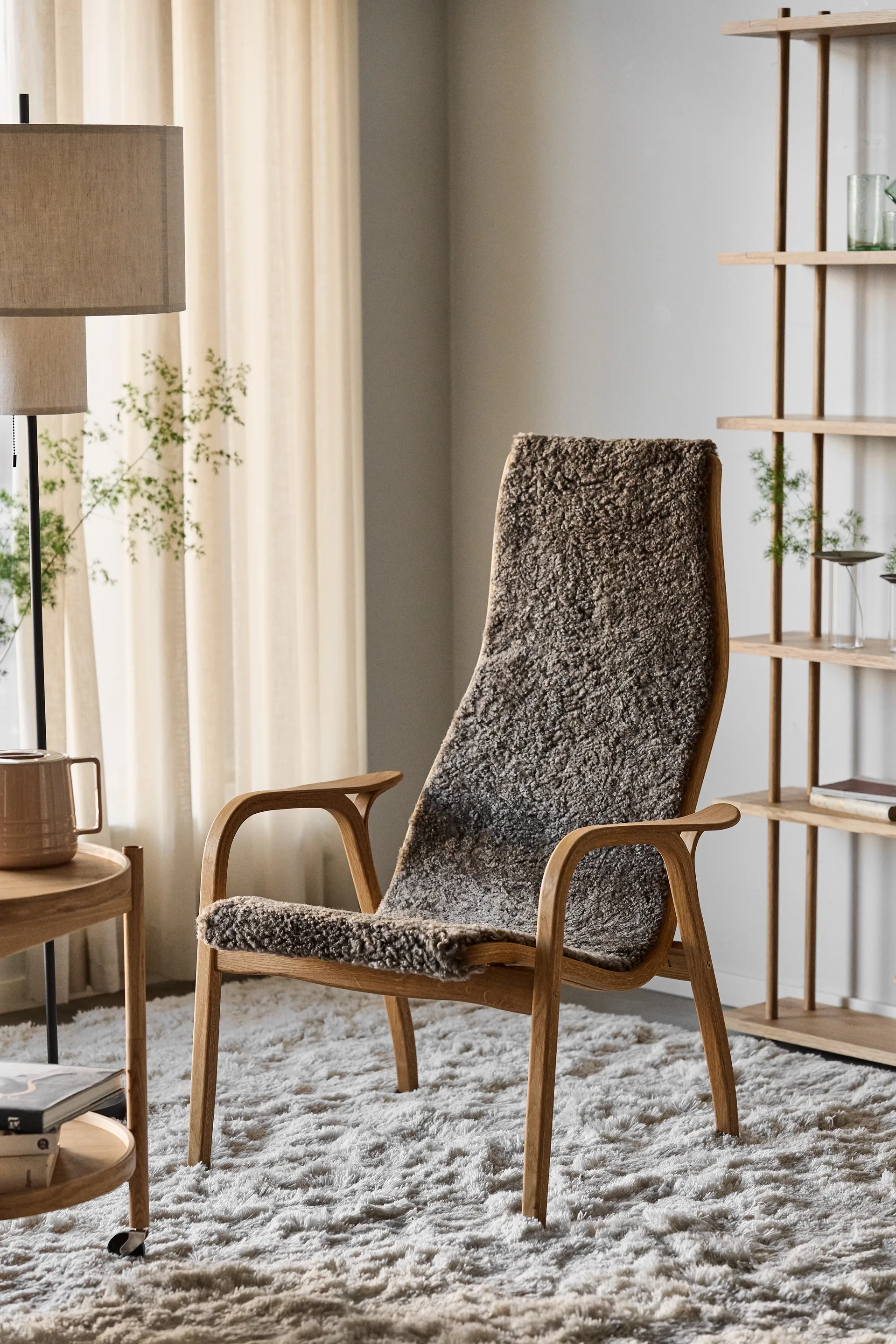 Poltrona de carvalho envernizado/pele de ovelha Lamino, Sahara (castanho nougat) Swedese