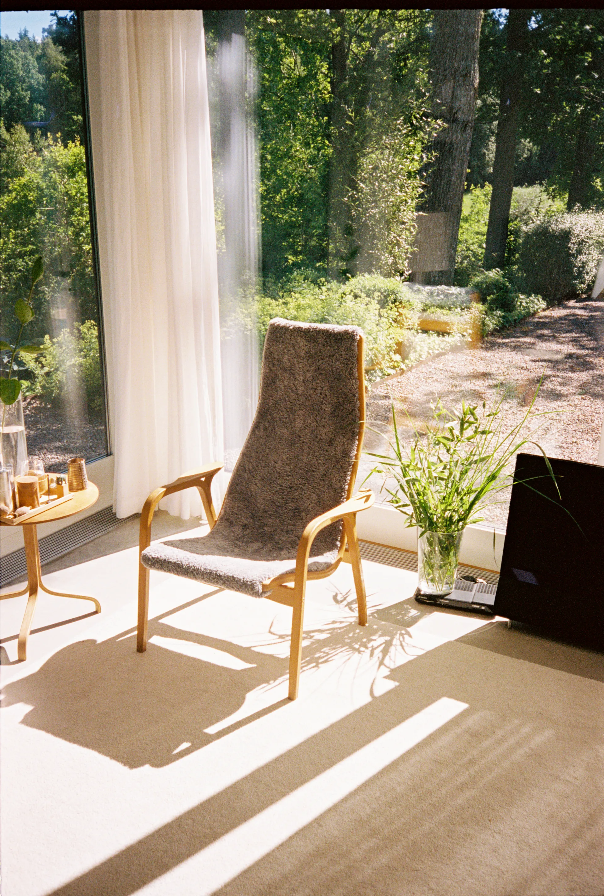 Poltrona de carvalho envernizado/pele de ovelha Lamino, Scandinavian Grey (cinza) Swedese