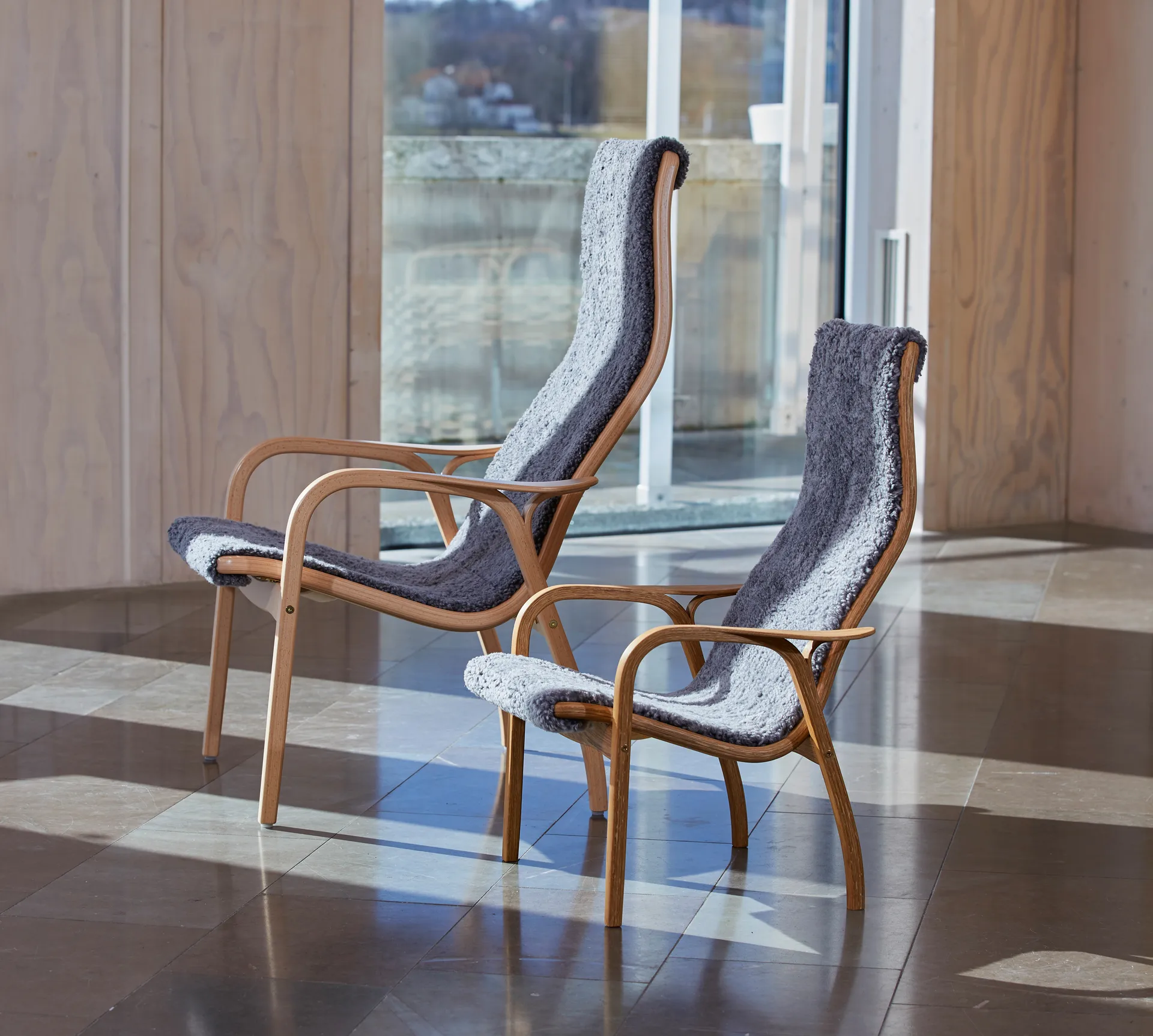 Poltrona em faia envernizada/pele de ovelha Lamino, Scandinavian Grey (cinza) Swedese