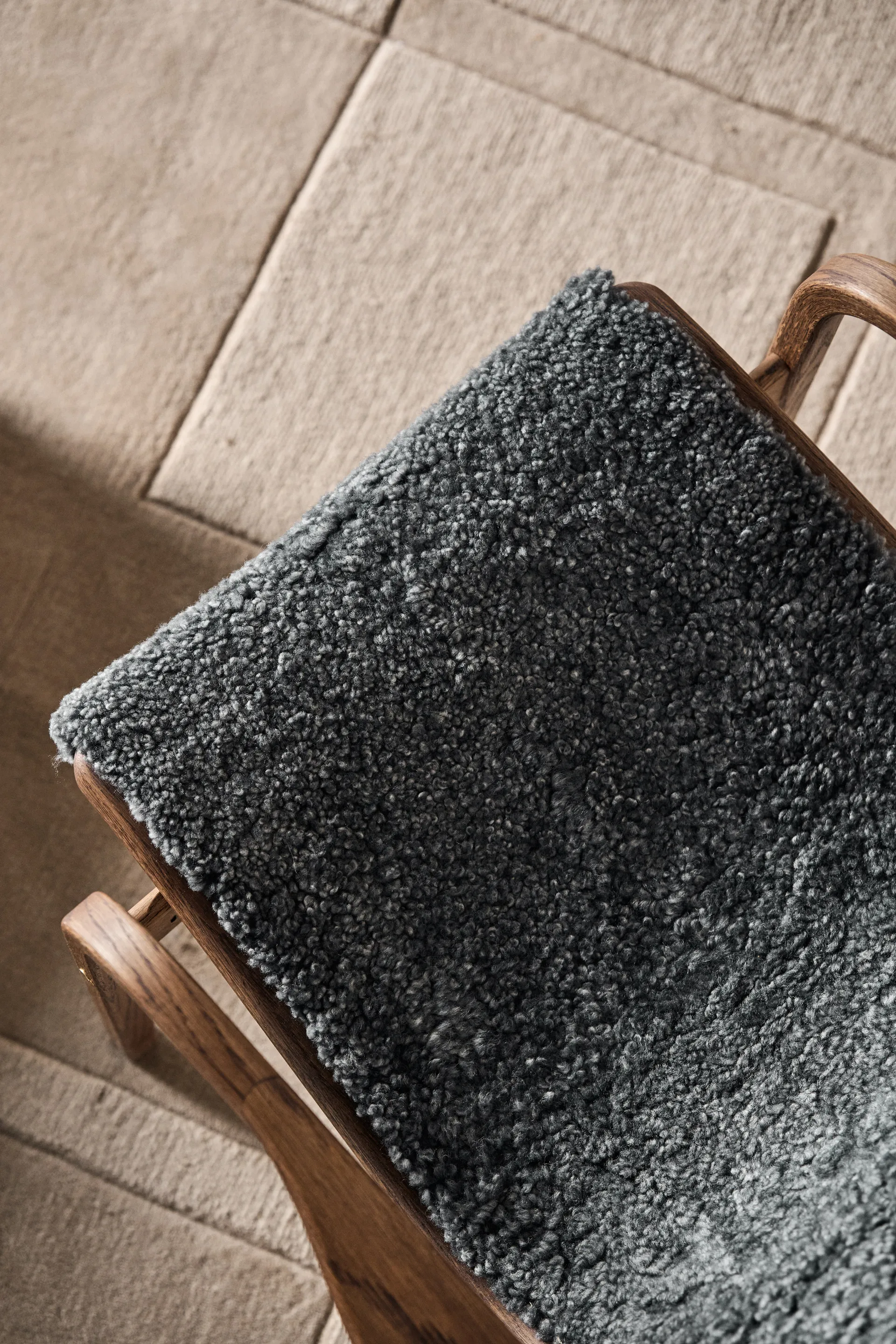 Poltrona Lamino de carvalho/pele de ovelha Special Edition, Rubio Monocoat Chocolate-Charcoal Swedese