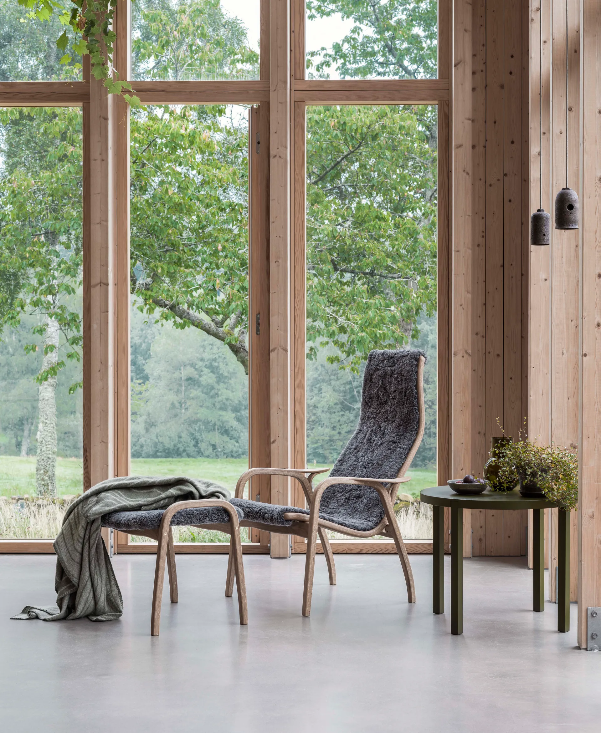 Poltrona Lamino e banquinho carvalho verniz/pele de ovelha, Cinza escandinavo Swedese