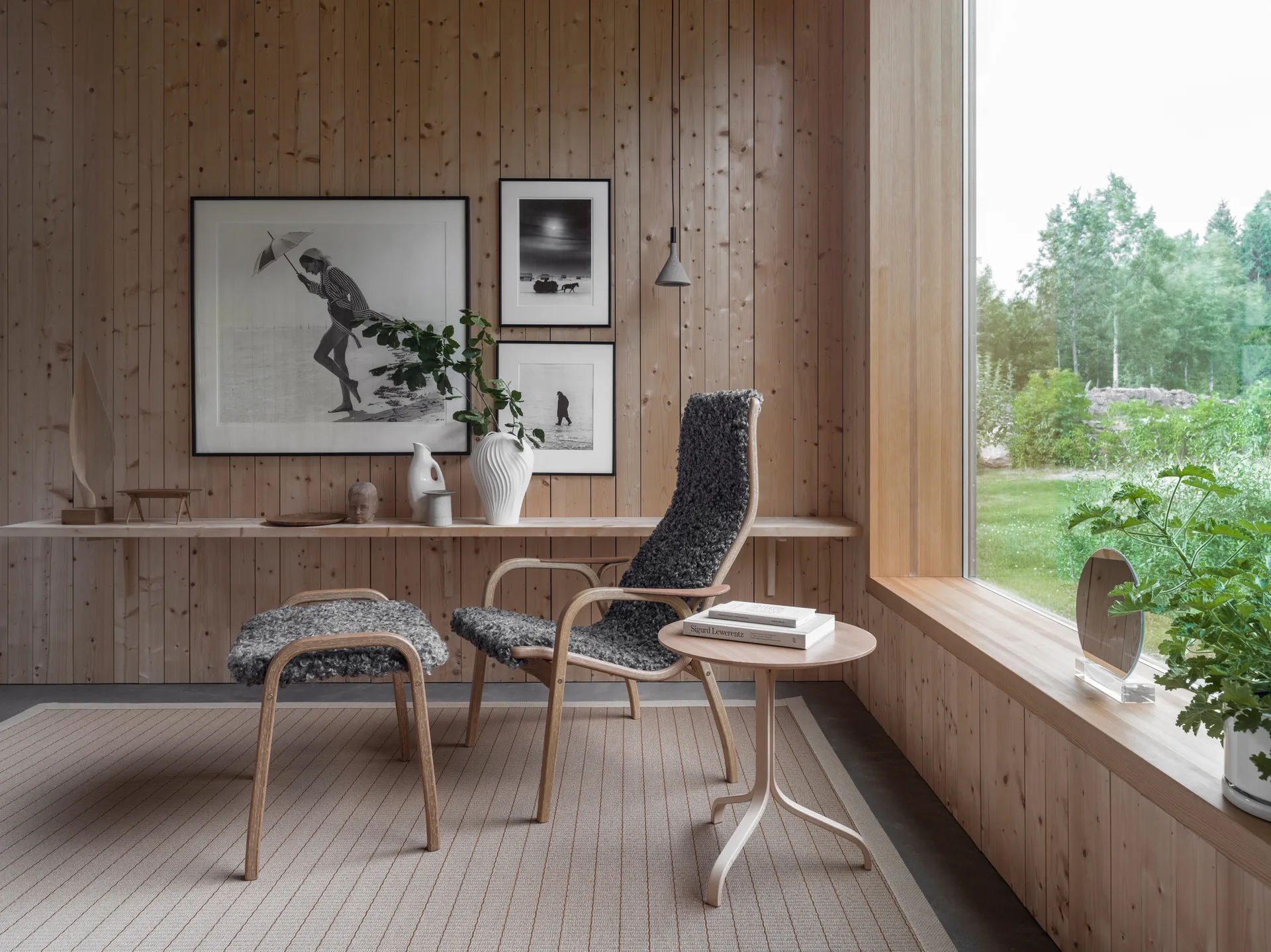 Poltrona Lamino e banquinho carvalho verniz/pele de ovelha, Moonlight (bege) Swedese