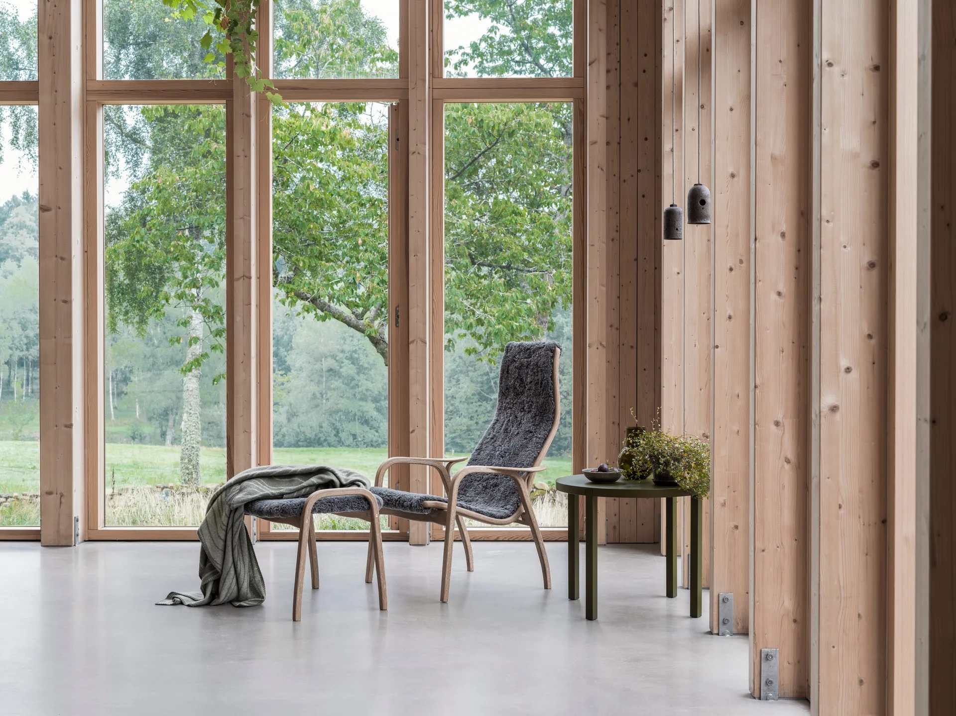 Poltrona Lamino e banquinho carvalho verniz/pele de ovelha, Sahara (marrom nougat) Swedese