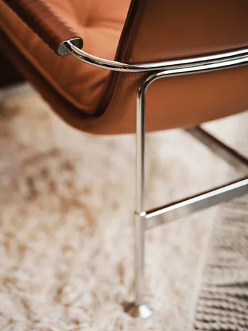 Poltrona Serpentine - Couro Elmo Soft Castanho-claro-cromado-tärnsjö Cognac - Swedese