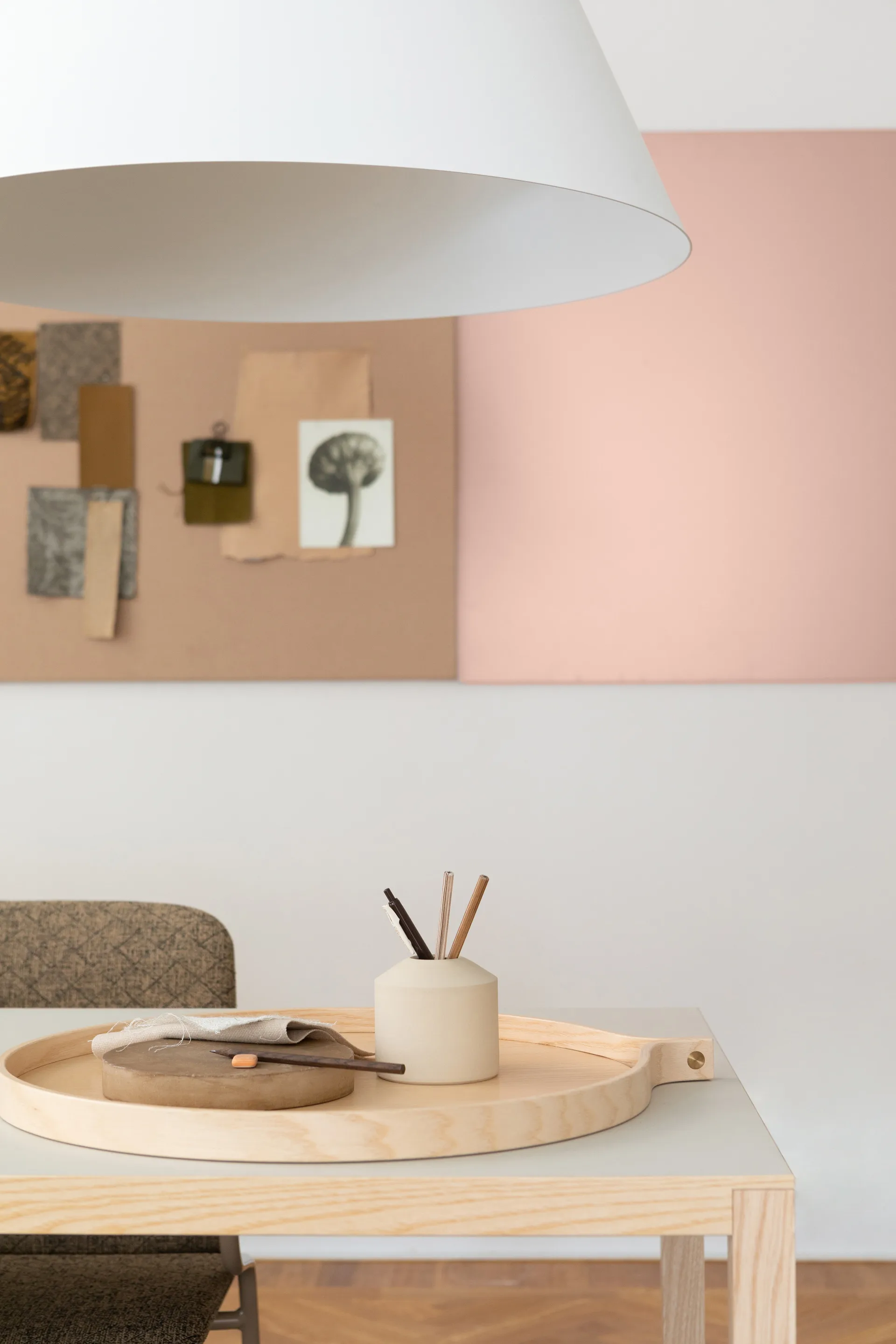 Tabuleiro Comma Ø52 cm, Freixo envernizado Swedese