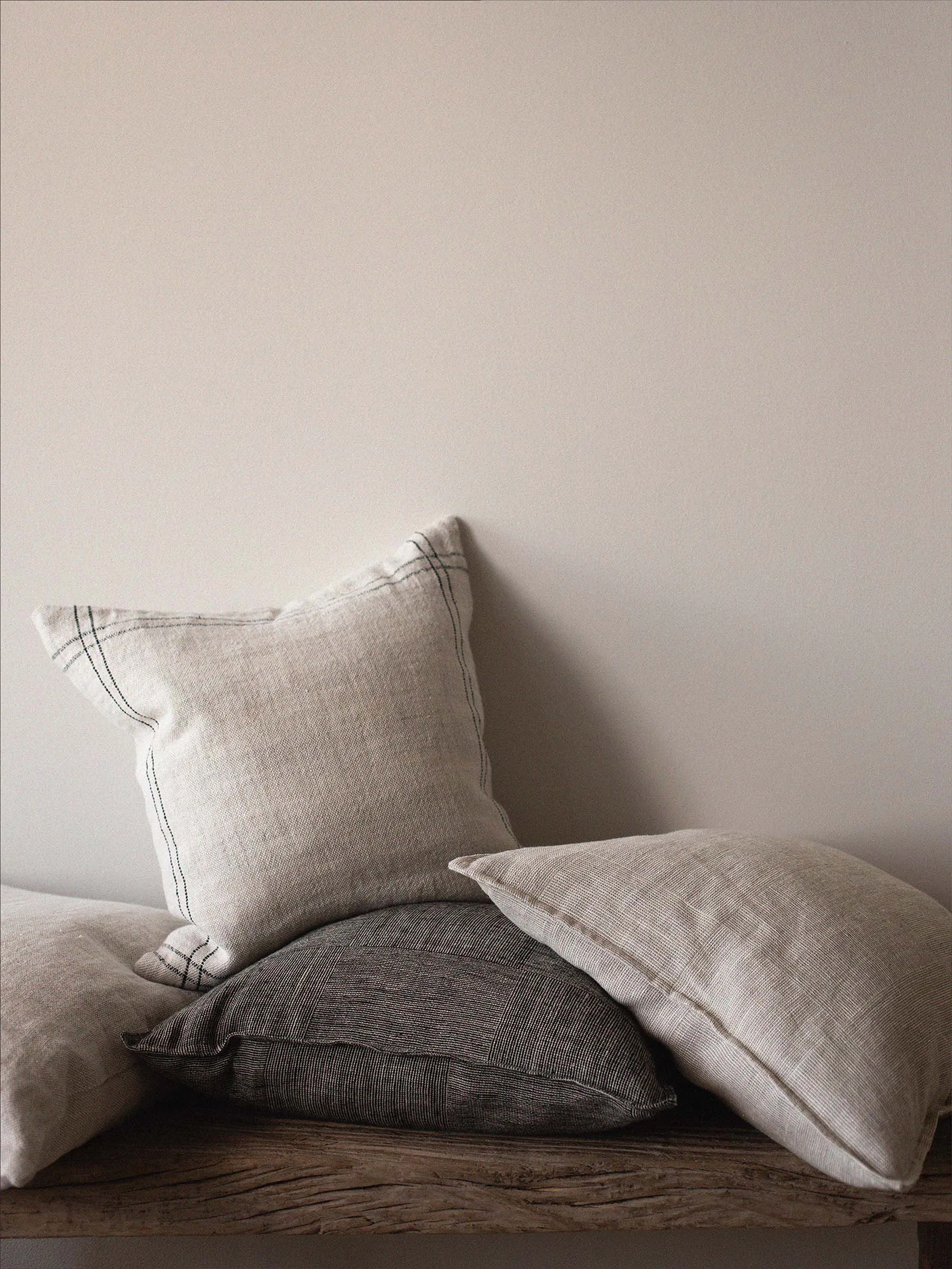 Theo capa de almofada 50x50 cm, Preto Tell Me More