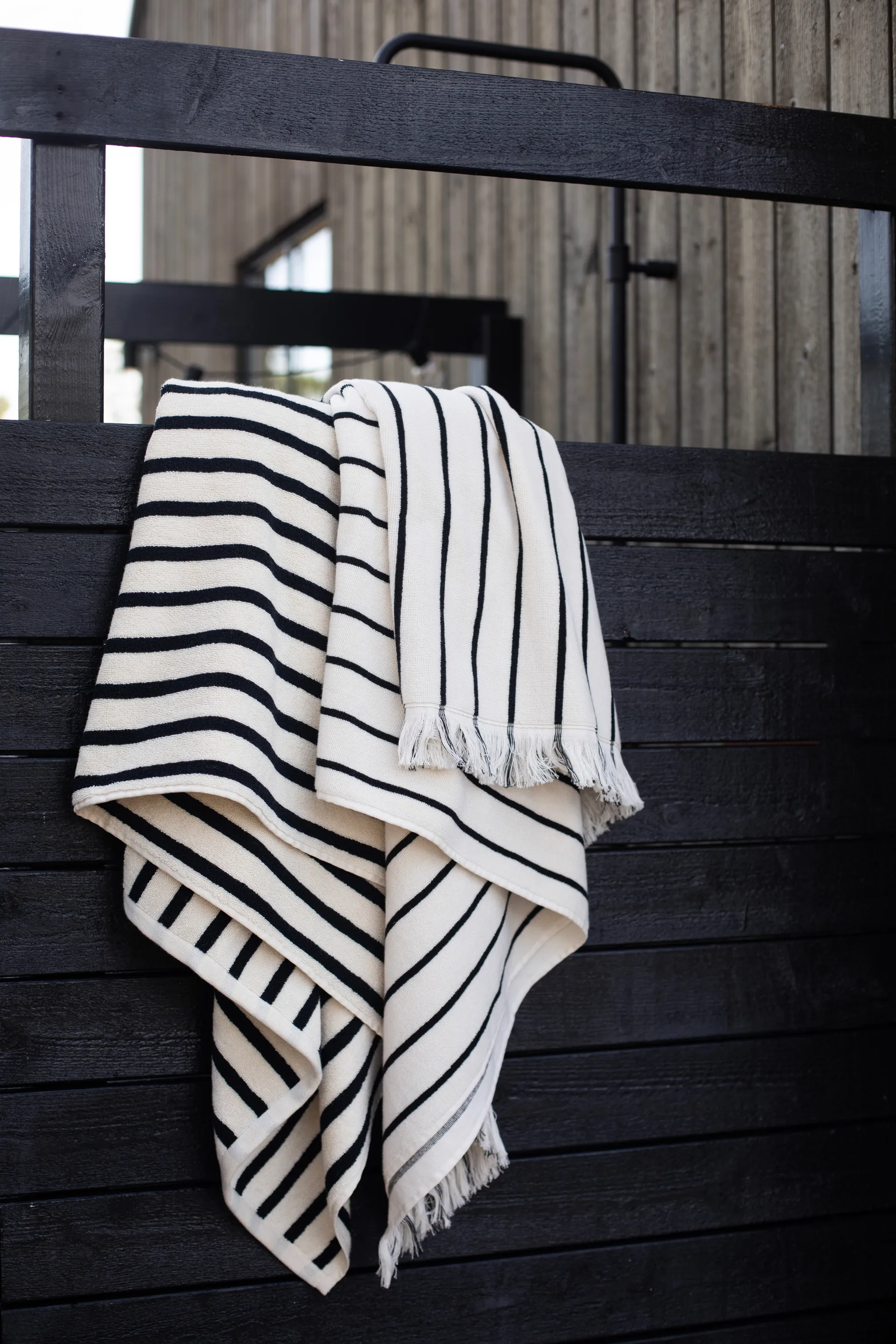 Toalha Juno 100x180 cm, Preto Tell Me More