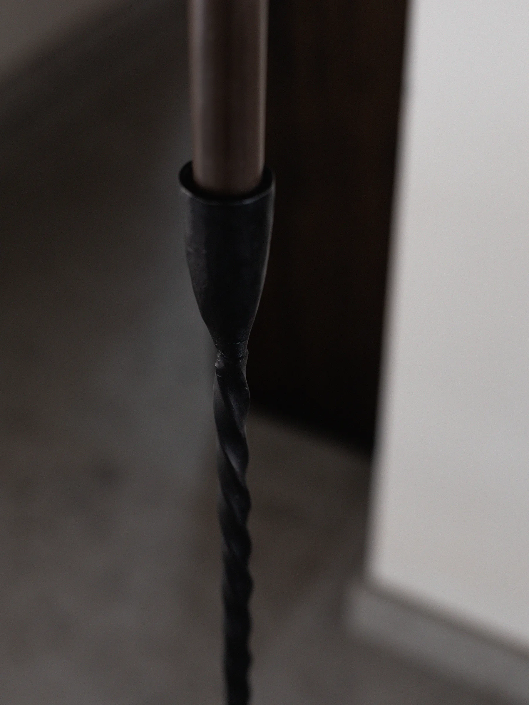 Twist castiçal de chão 80 cm, Preto Tell Me More