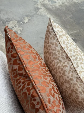 Almofada decorativa Norell - Leopard bege-off white, 50x50 cm - Tinted