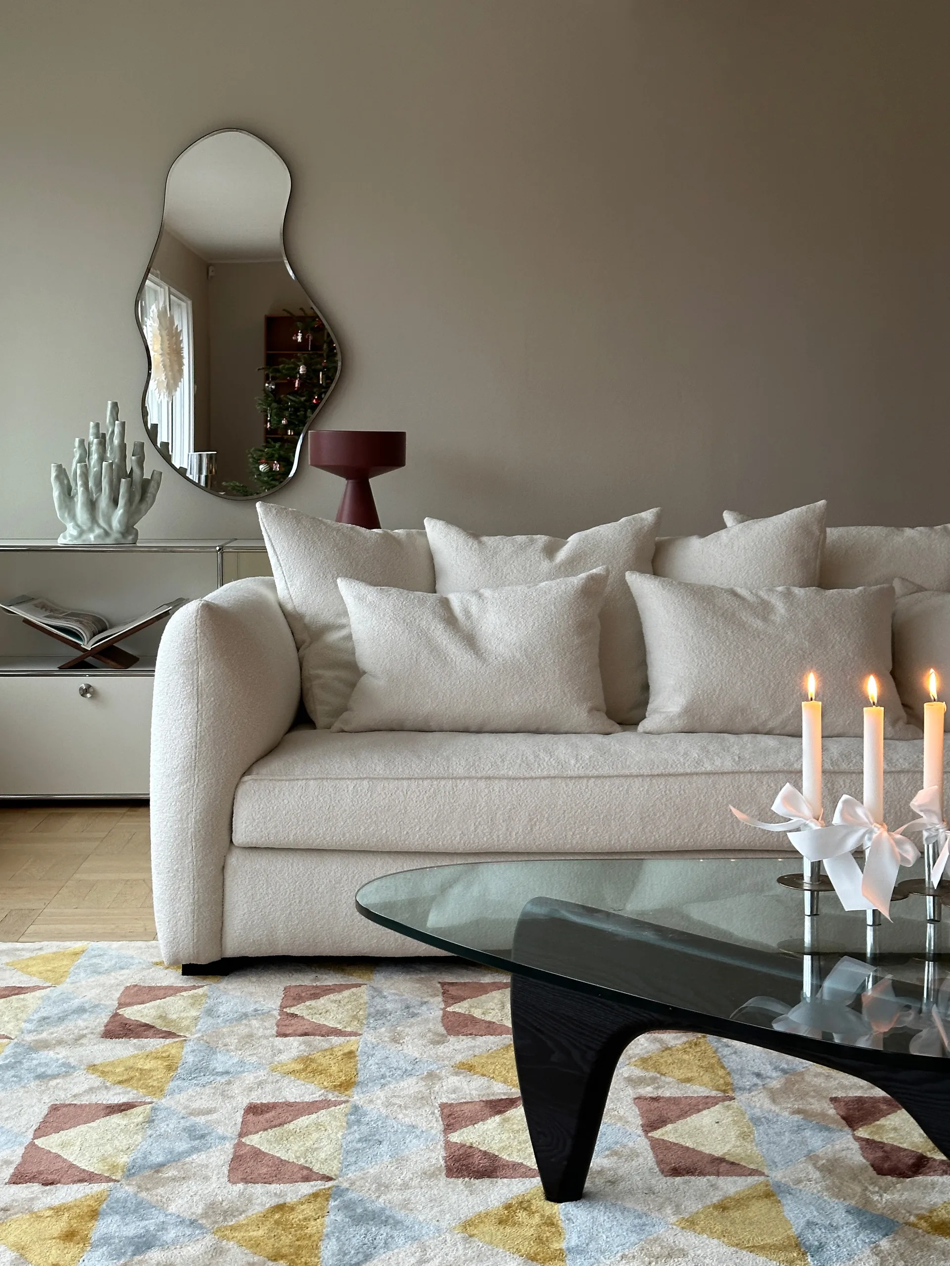 Cornell sofá, Bouclé off white Tinted