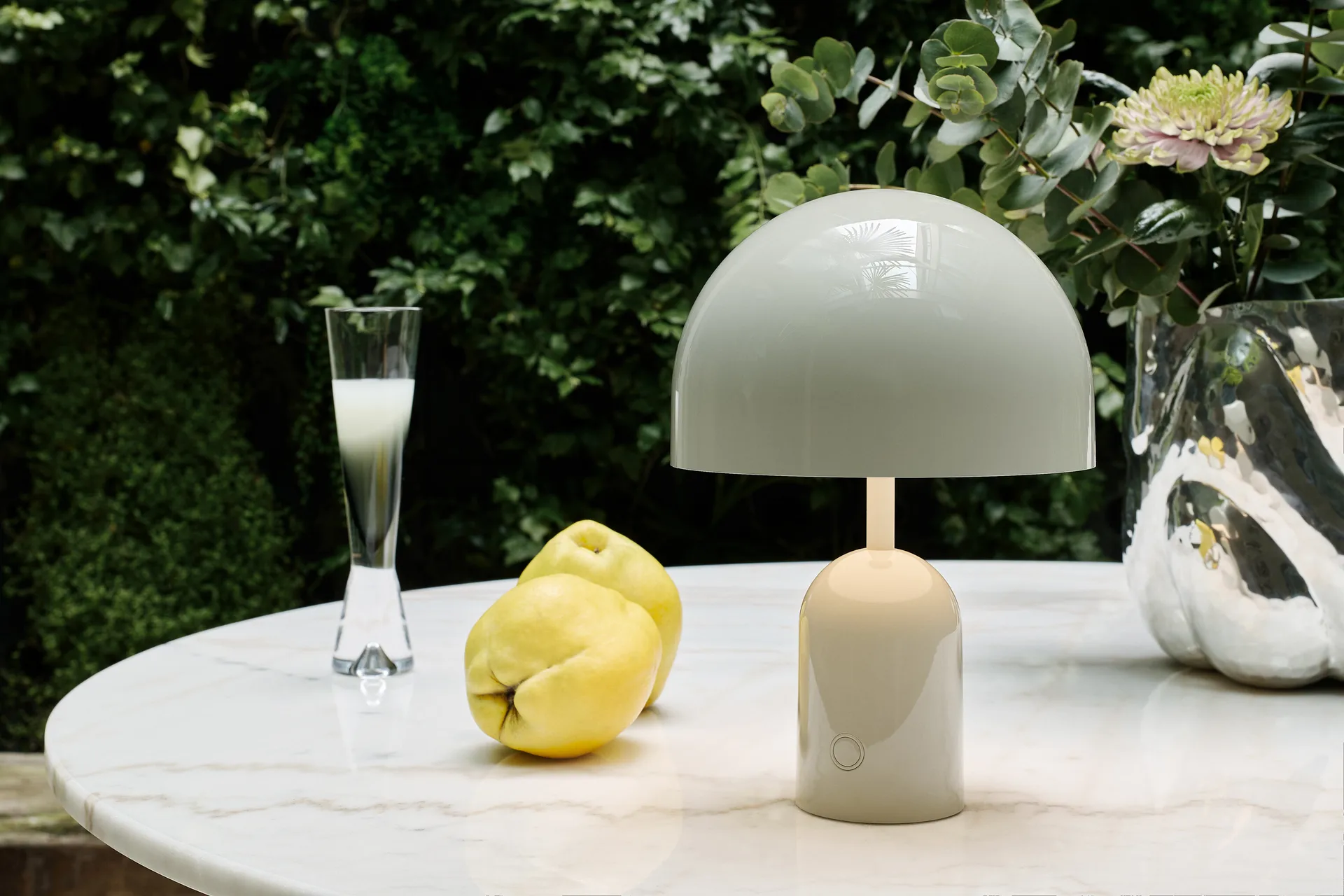 Bell candeeiro de mesa LED portátil 28 cm, Cinzento Tom Dixon