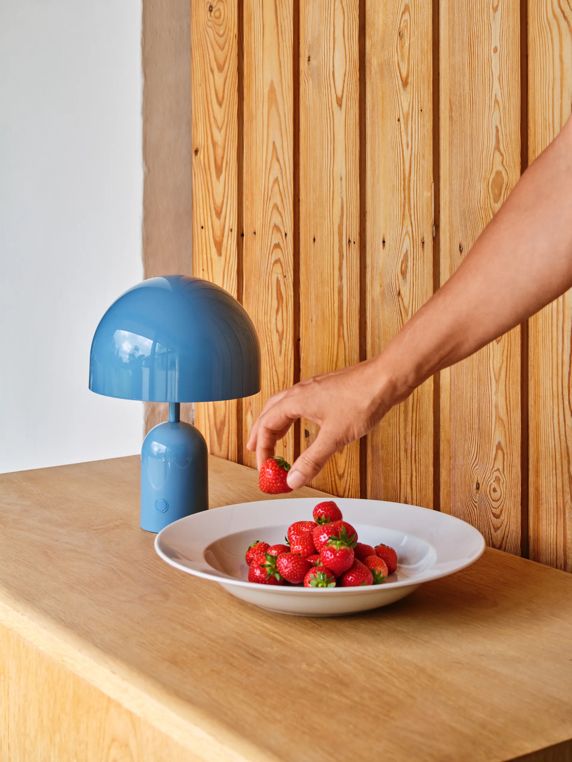 Candeeiro de mesa LED portátil Bell 28 cm, Azul bebê Tom Dixon