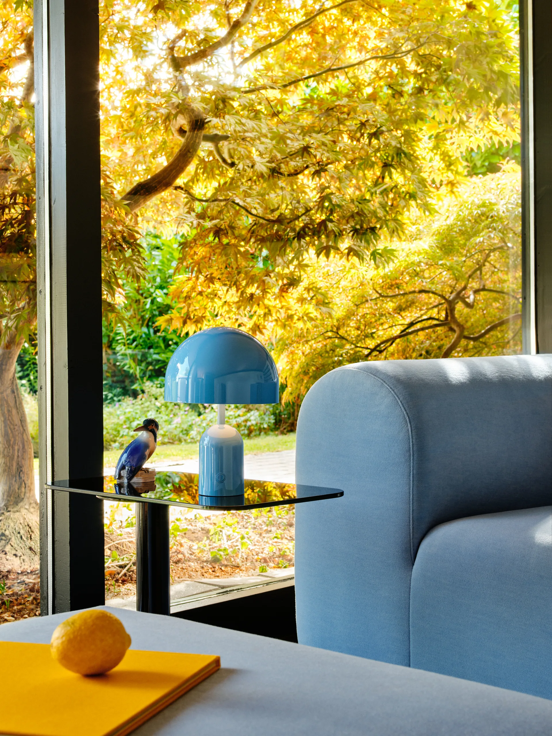 Candeeiro de mesa LED portátil Bell 28 cm, Azul bebê Tom Dixon