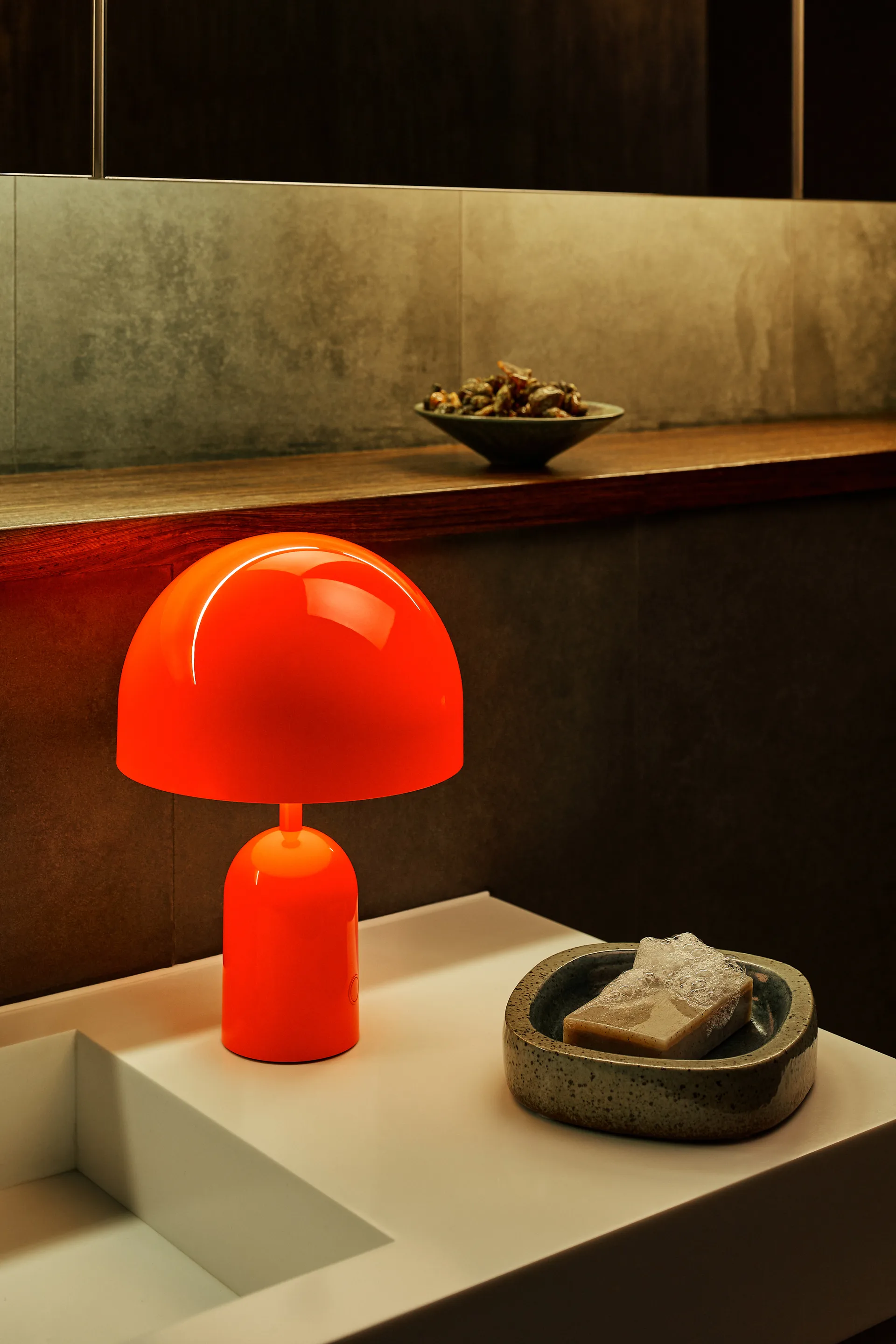 Candeeiro de mesa LED portátil Bell 28 cm, Fluoro Tom Dixon